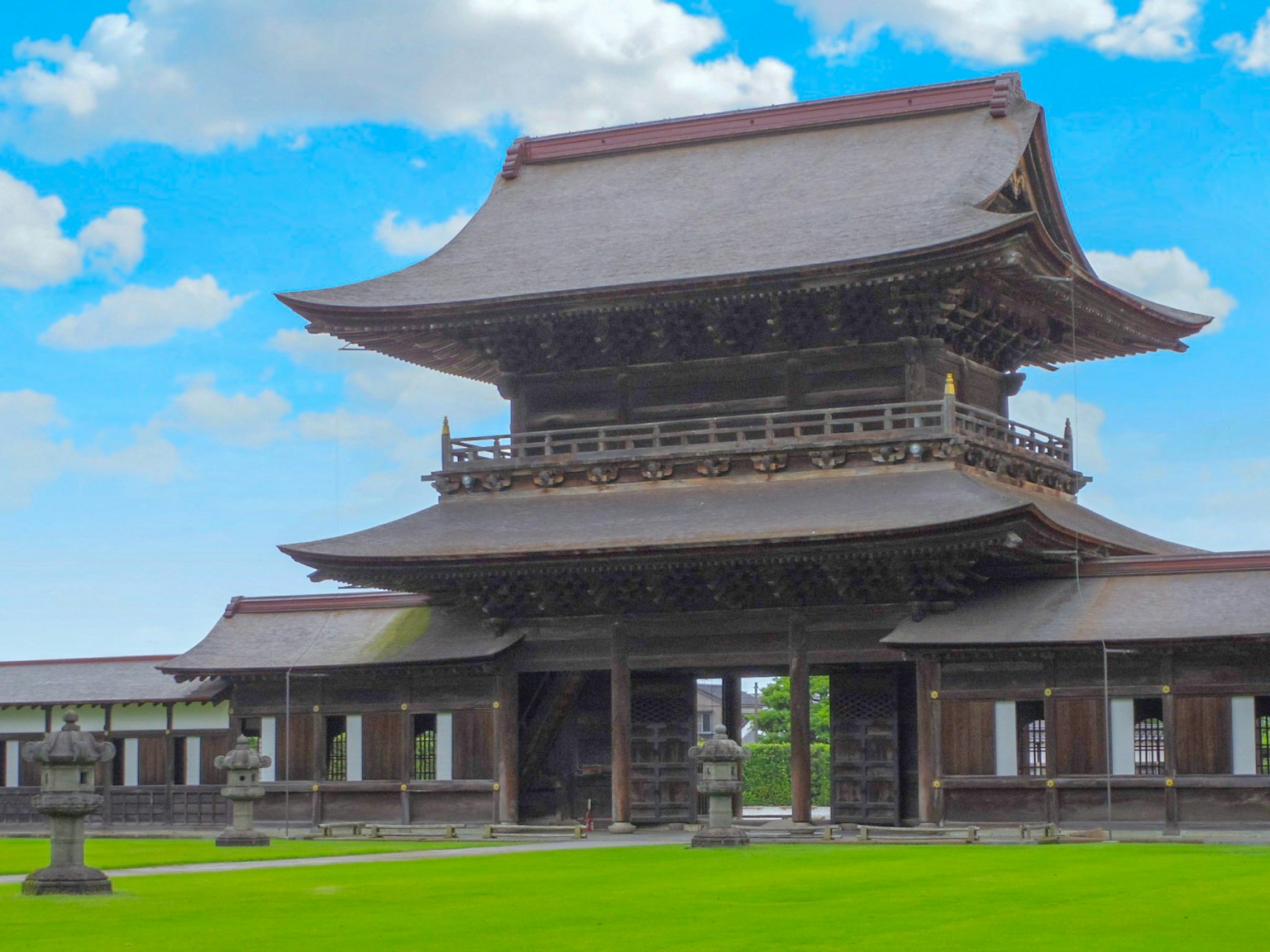傳統日本寺廟結構在美麗的藍天下