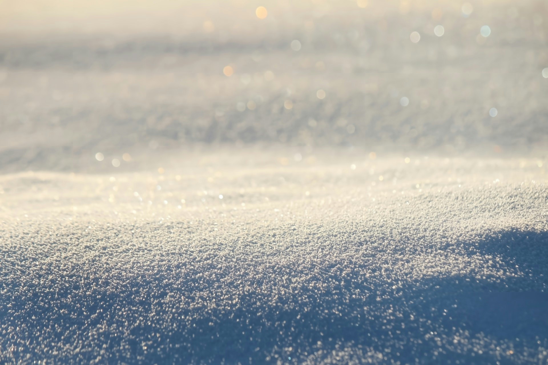 太陽に照らされた新雪のきらめく雪面
