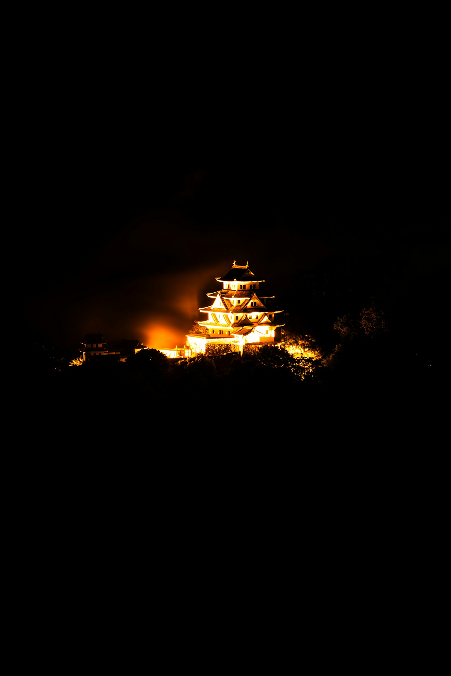 Castillo iluminado de noche con una atmósfera serena
