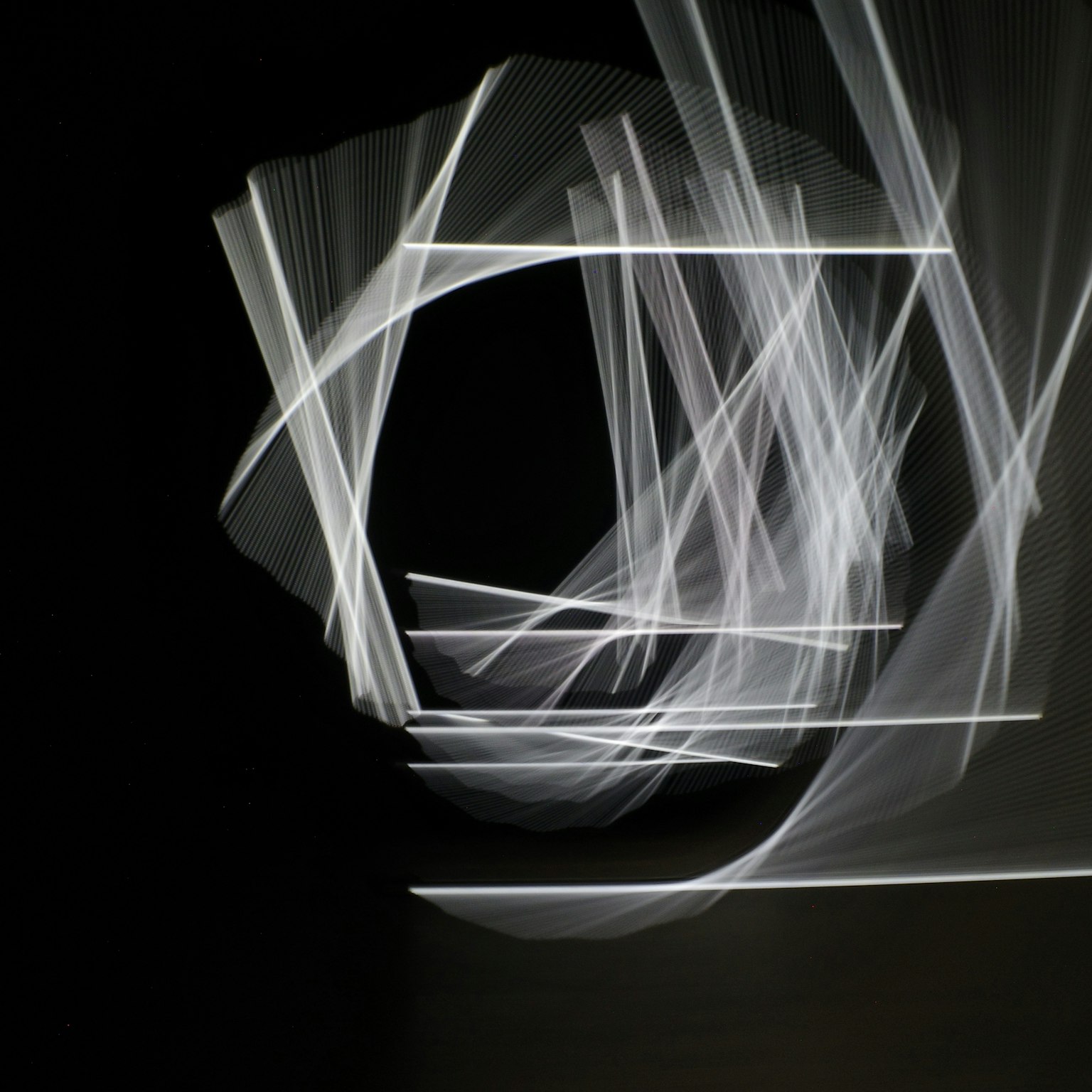 光の線が交差する抽象的なデザインの画像