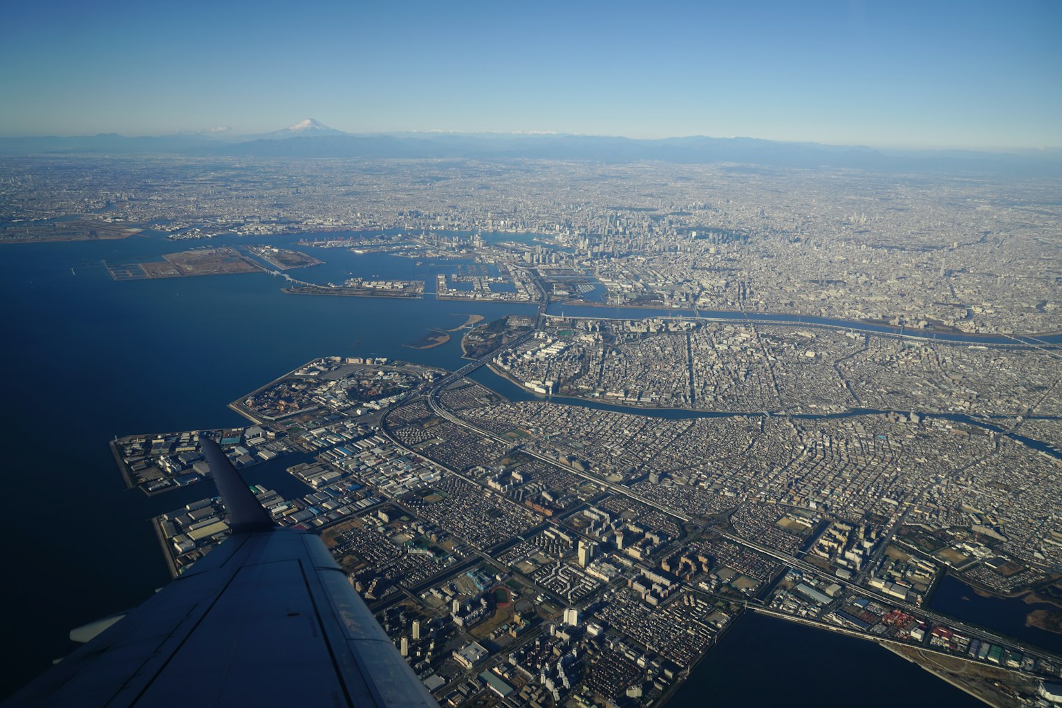 Vue aérienne d'une ville vaste et de la côte depuis un avion