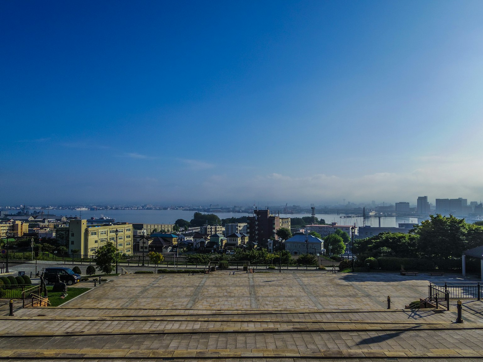 Pemandangan kota dengan langit biru dan kabut di kejauhan