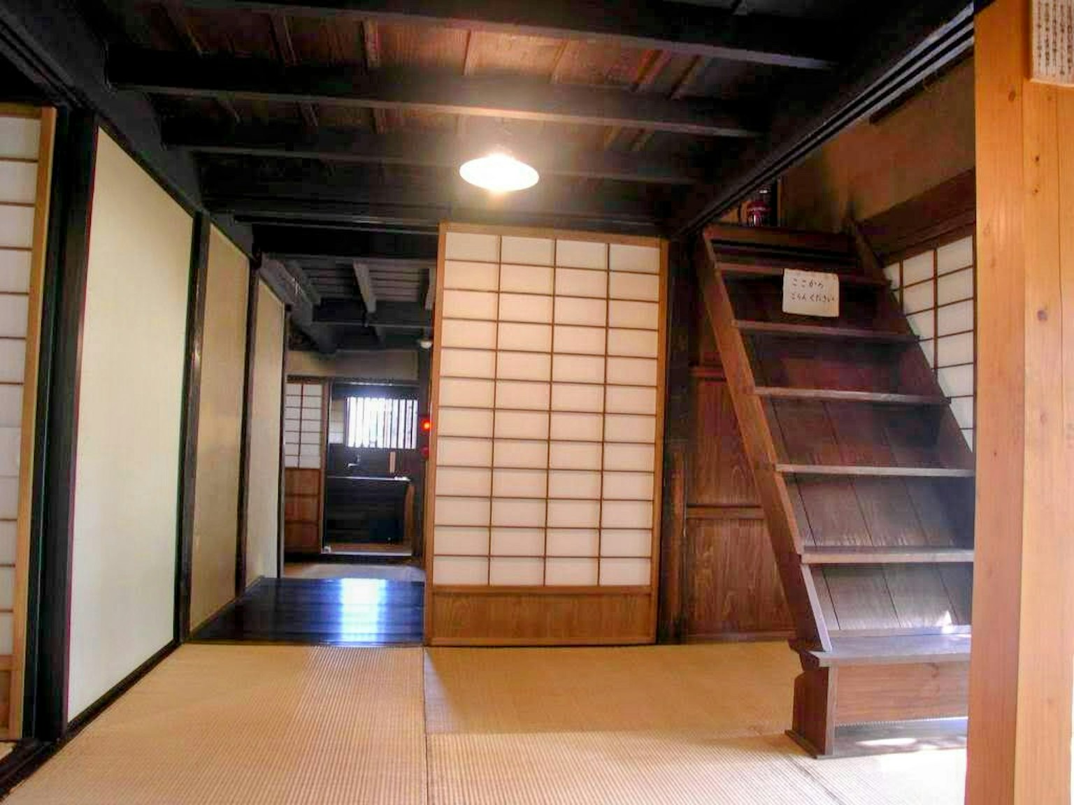Interior de una casa japonesa tradicional con puertas corredizas y una escalera