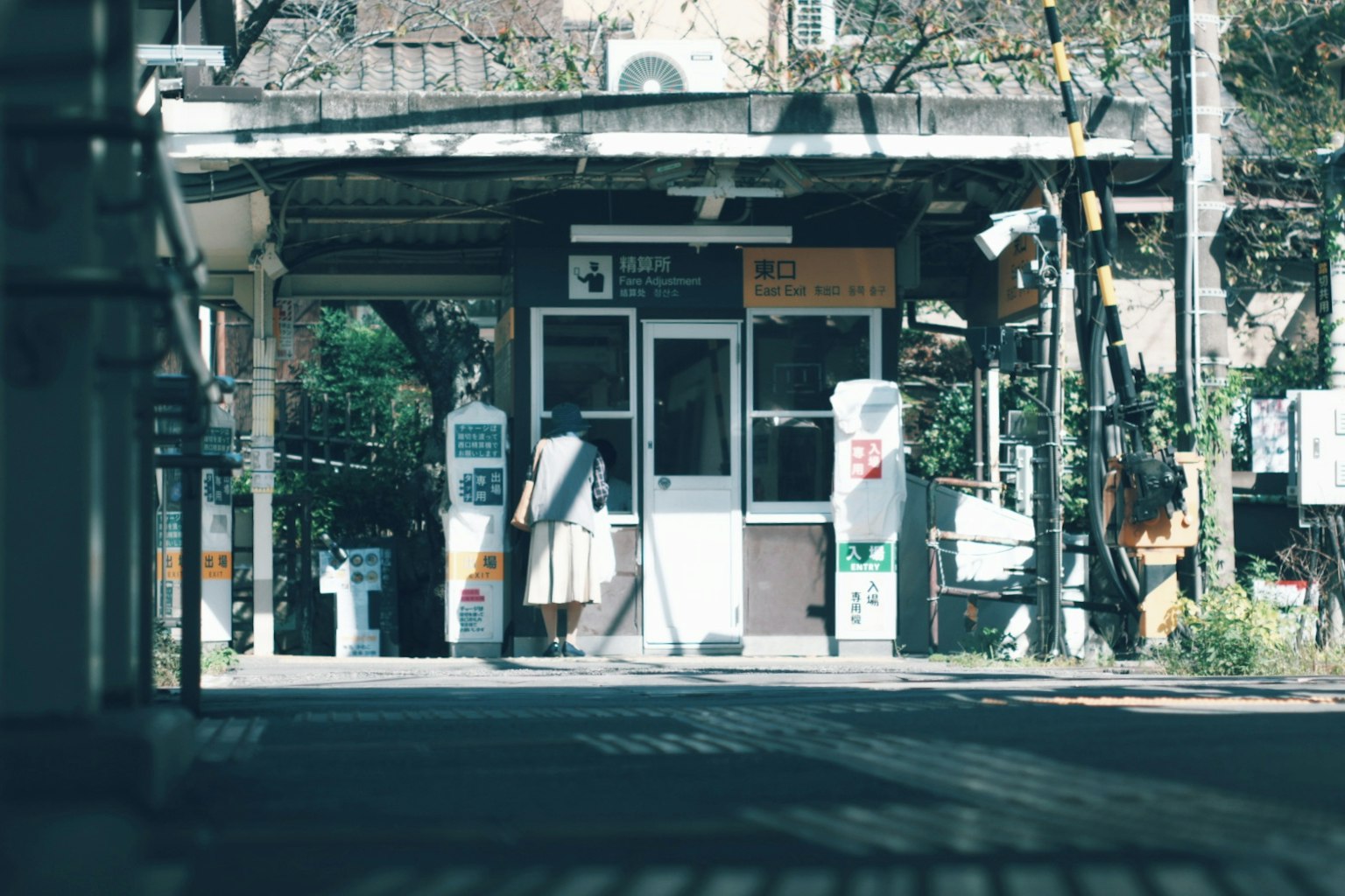 静かな駅の入り口と周囲の緑の風景