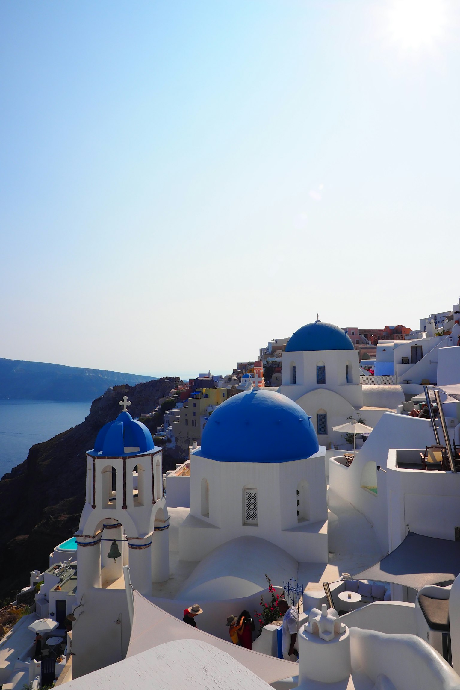 Santorini-Landschaft mit blauen Kuppeln und weißen Gebäuden