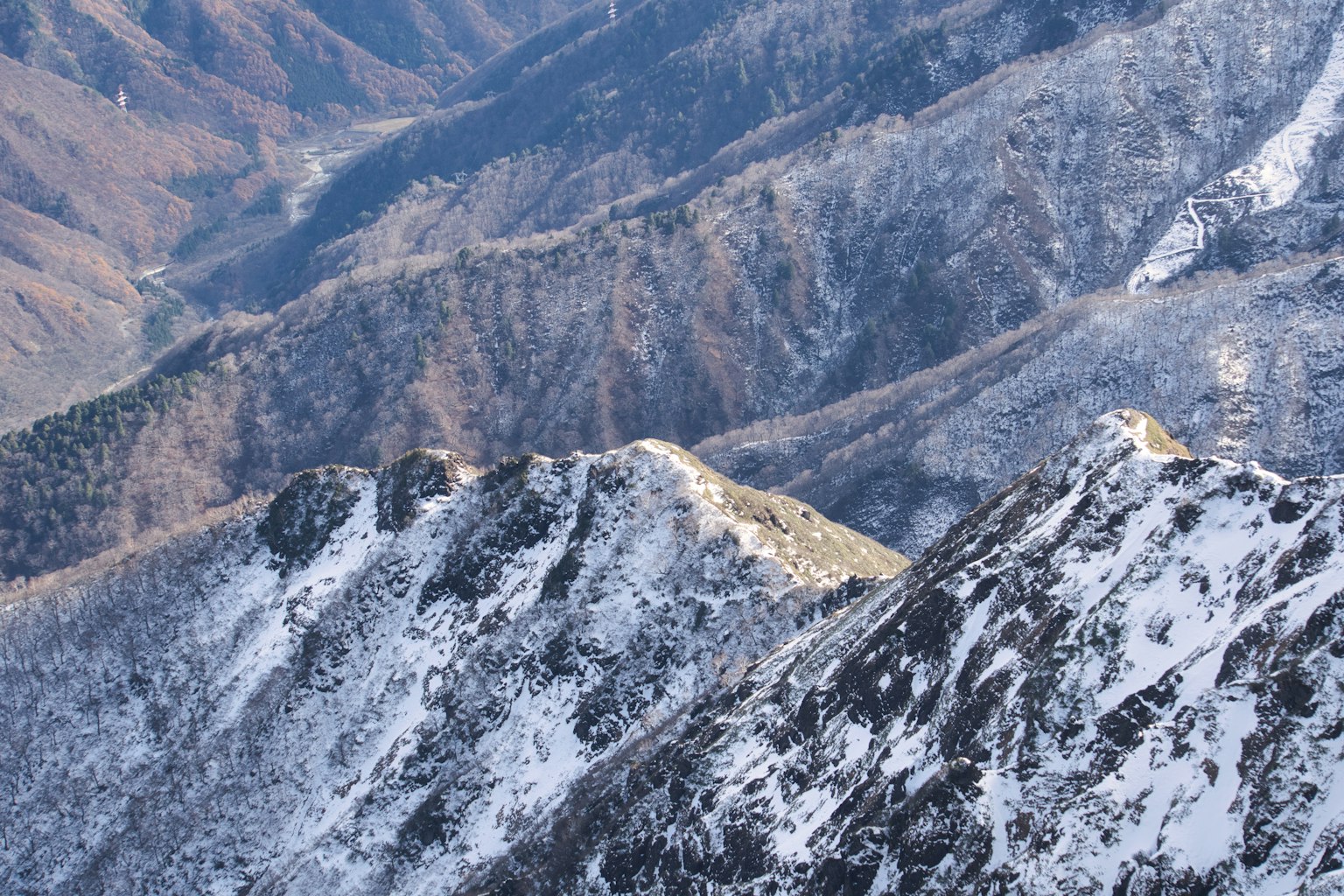 雪覆蓋的山脈景觀與崎嶇的地形