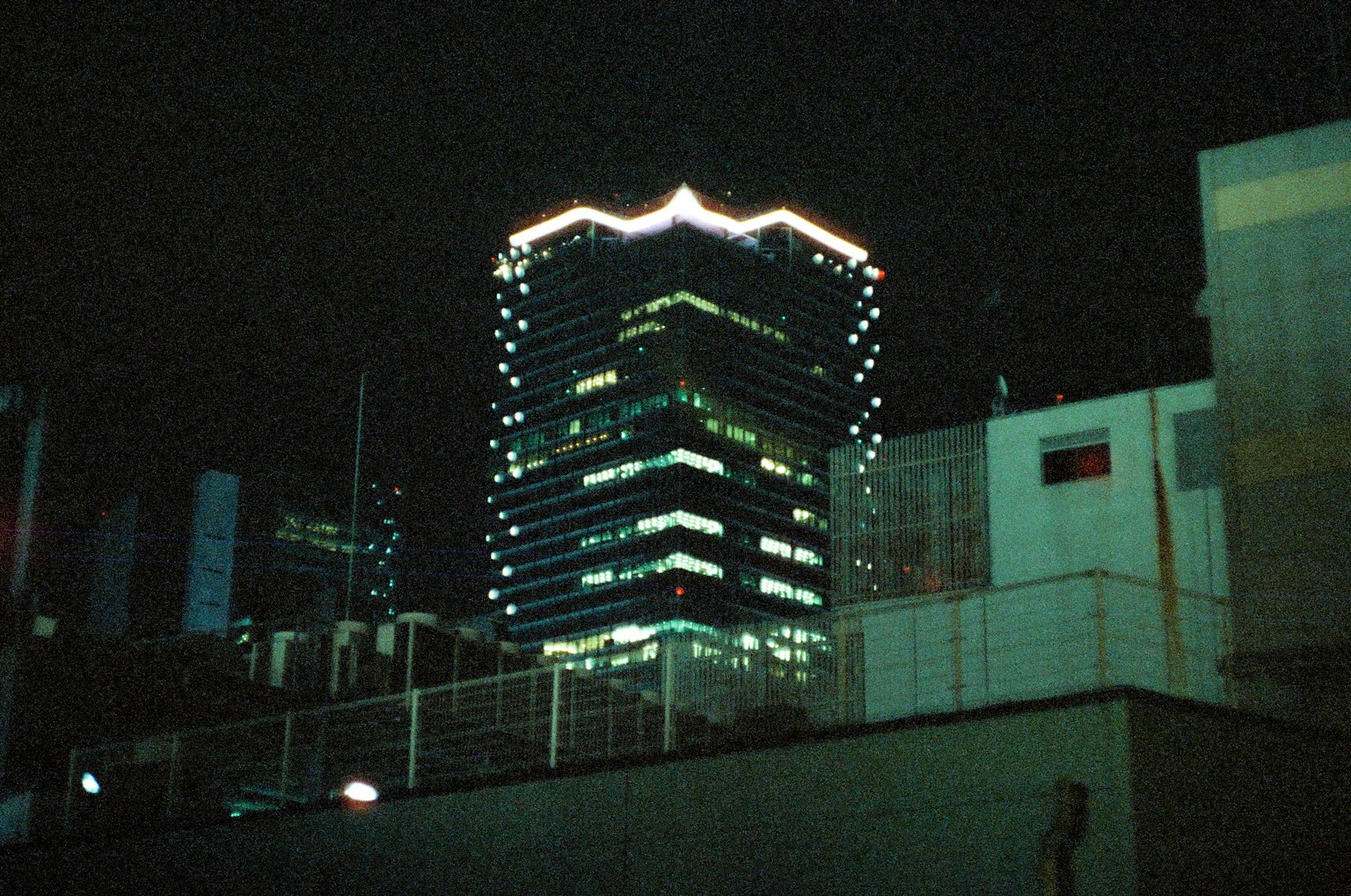 夜間裝飾燈光照亮的摩天大樓