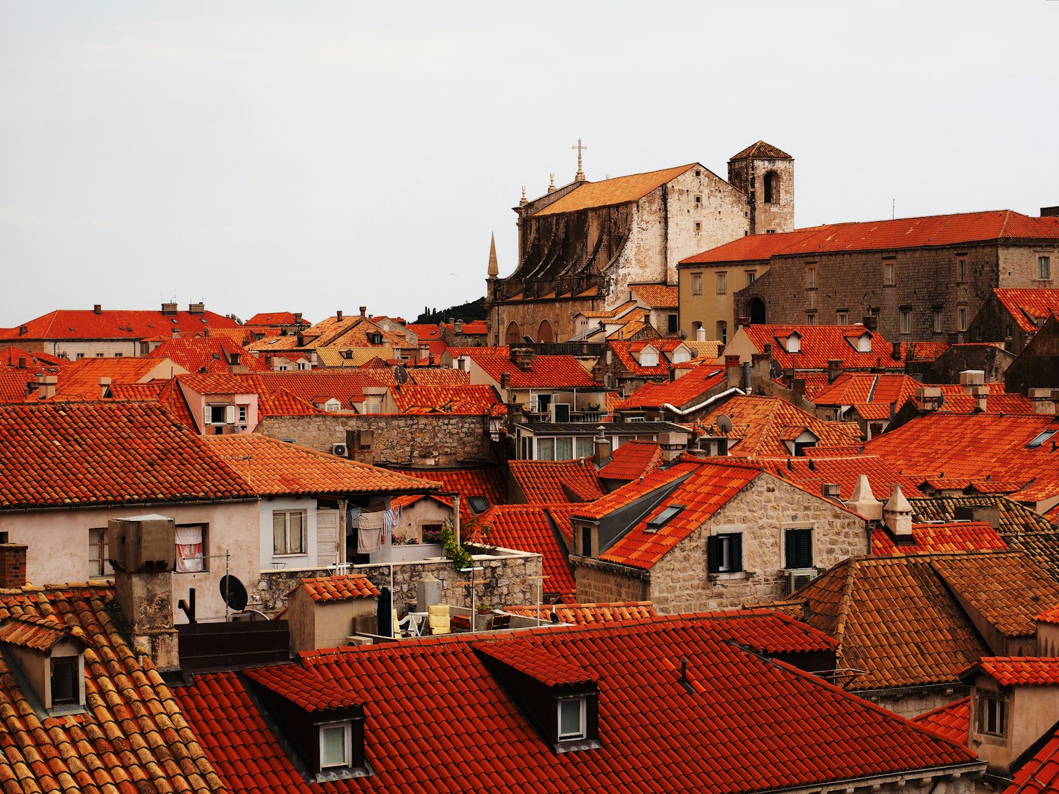 Vista panoramica di Dubrovnik con tetti rossi e una torre di chiesa