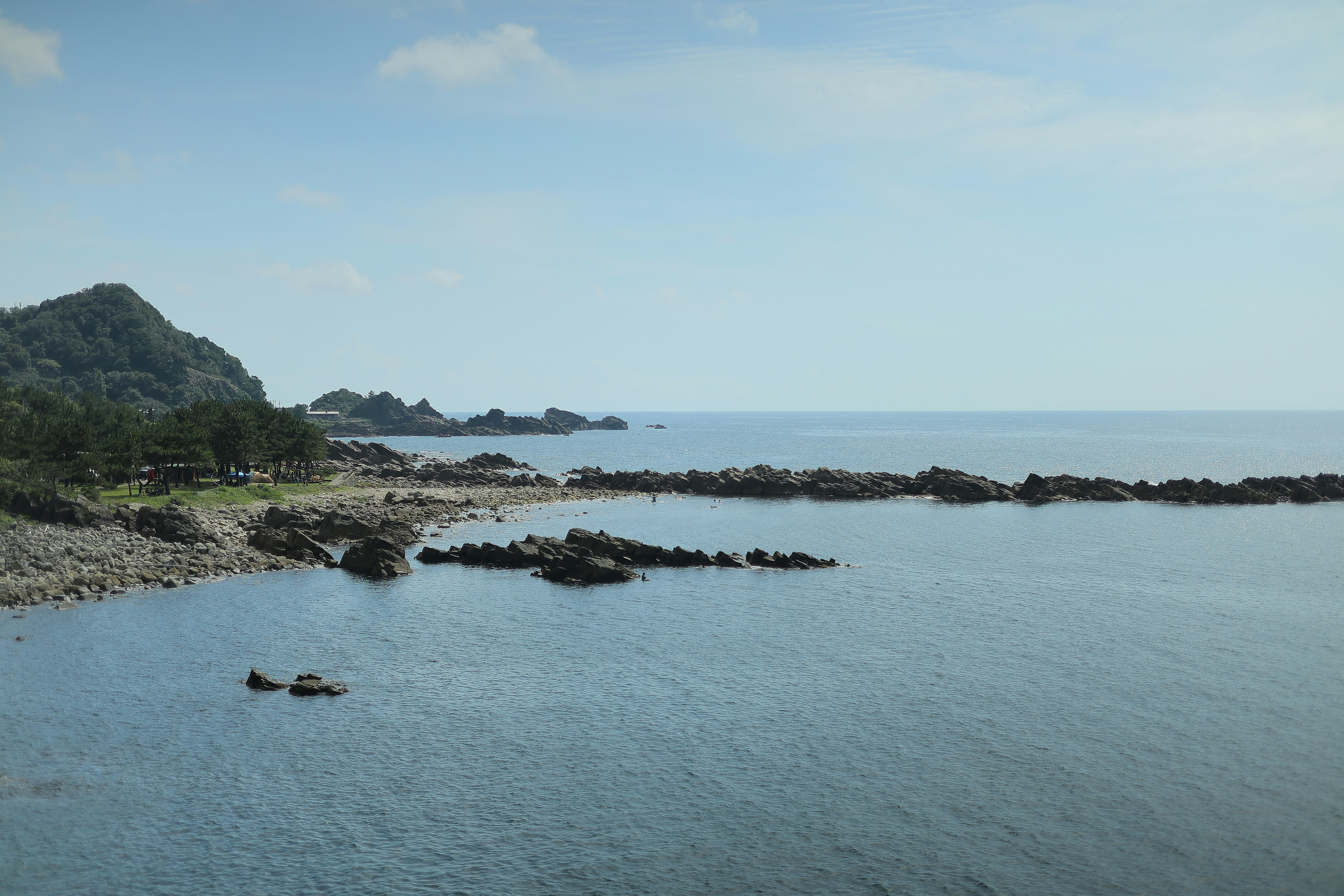 越前海岸の岩場と穏やかな海の夏の風景