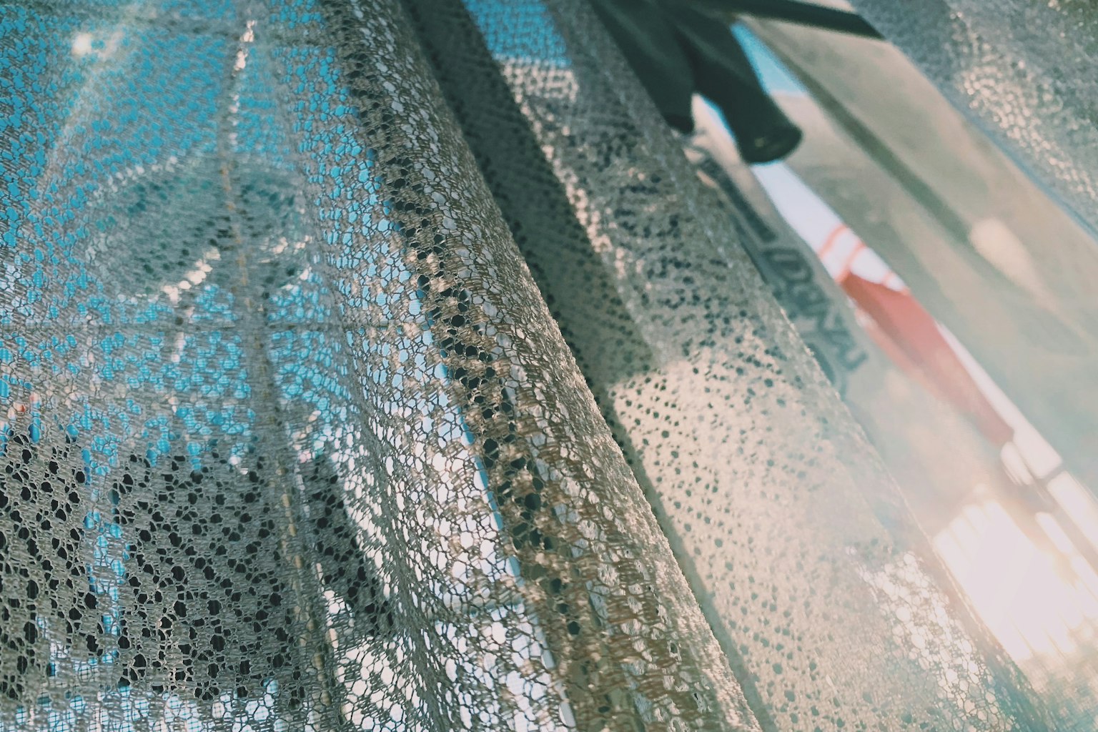 Licht- und Schattenkontrast durch transparente Vorhänge gesehen