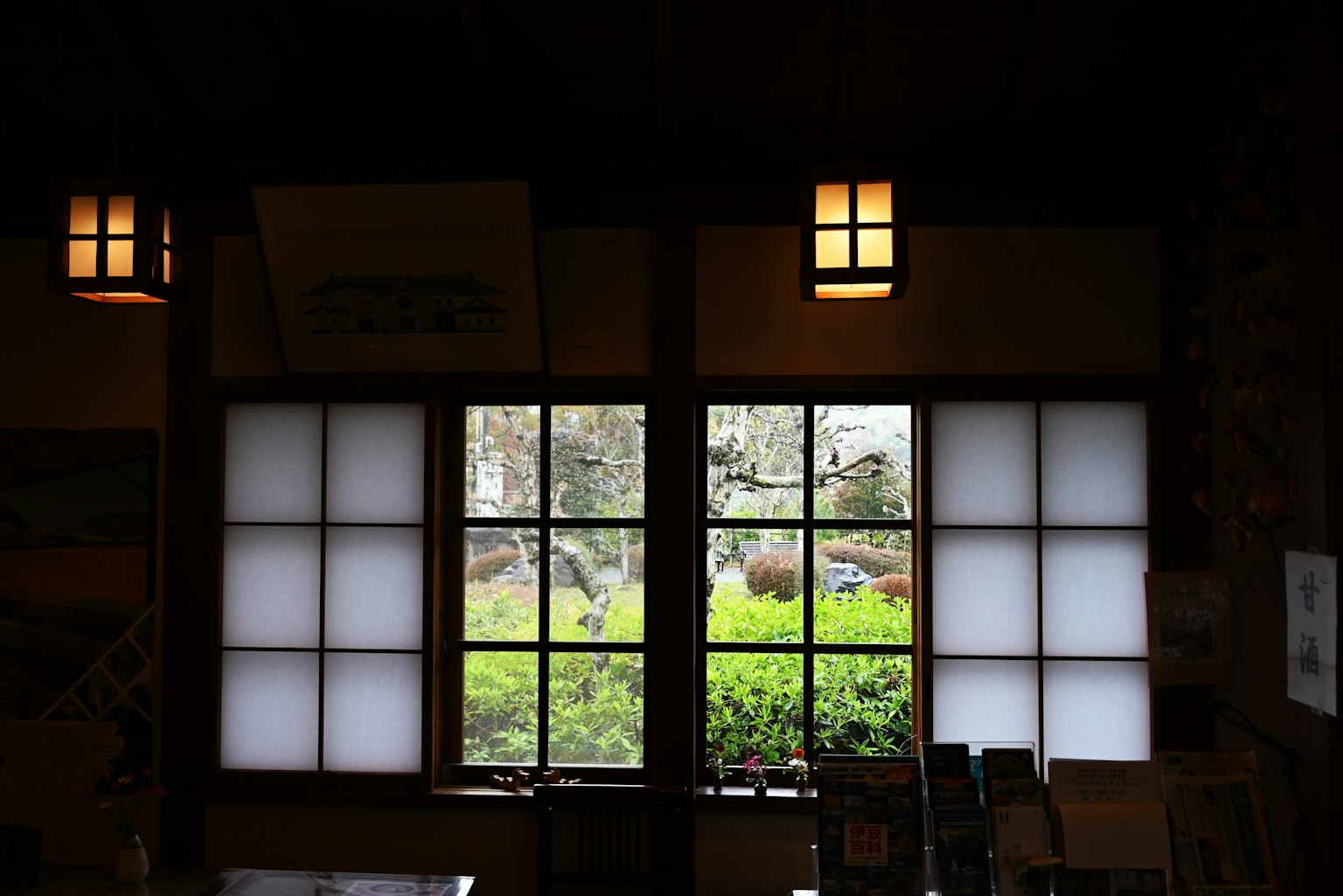 Blick aus einem traditionellen japanischen Fenster auf üppiges Grün