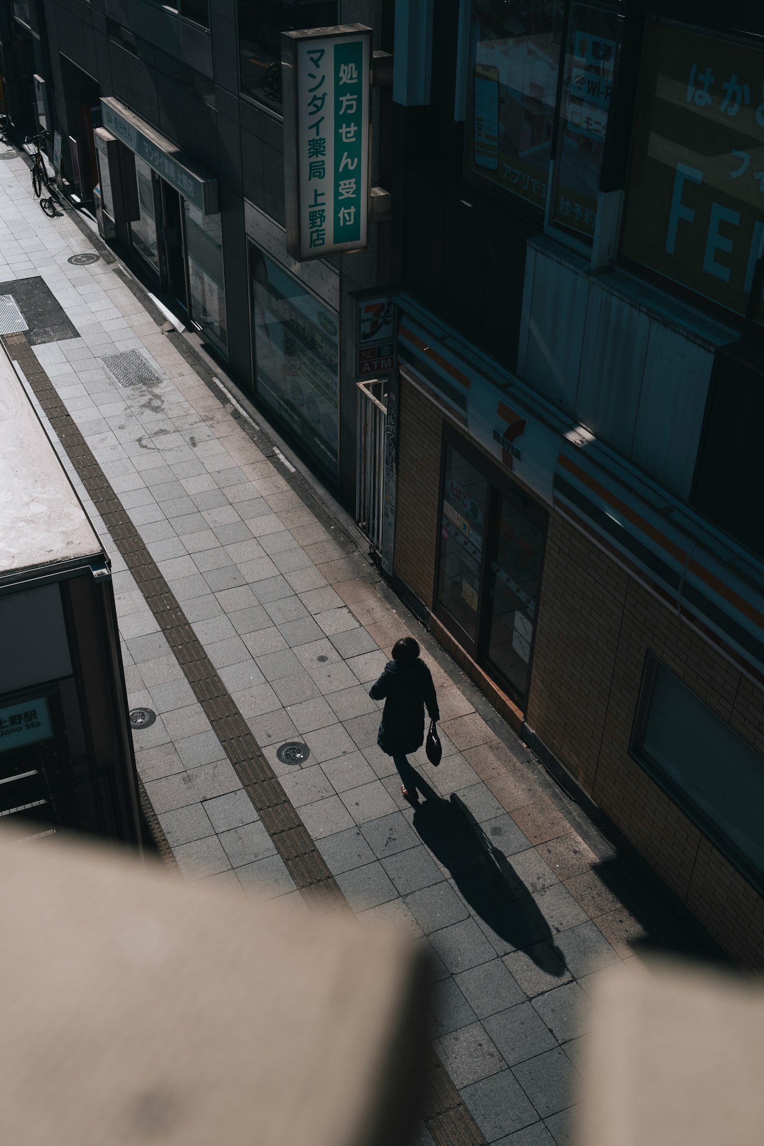 Vue aérienne d'une rue calme avec une personne marchant