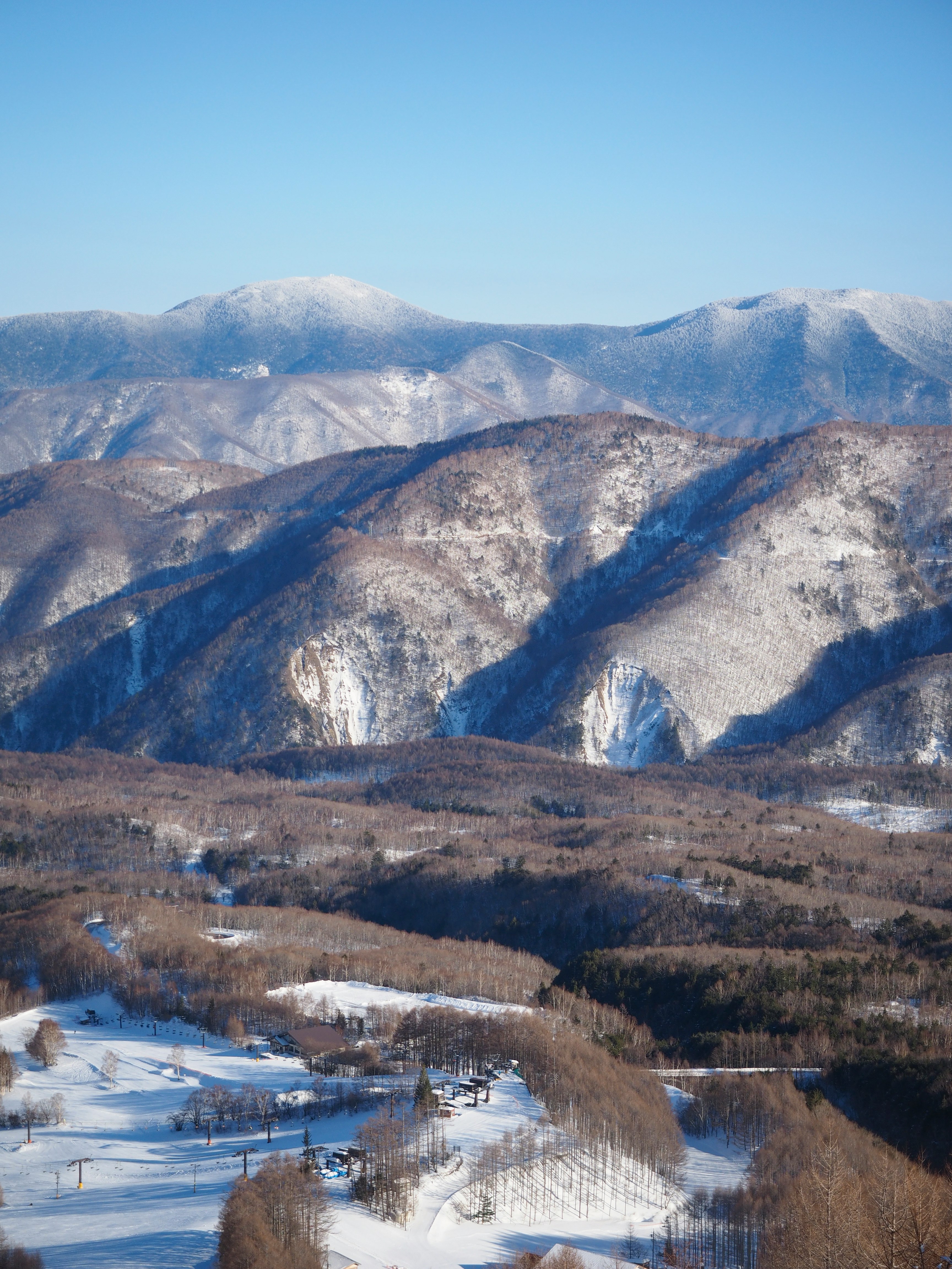 乗鞍高原の雪山とゲレンデからの眺望
