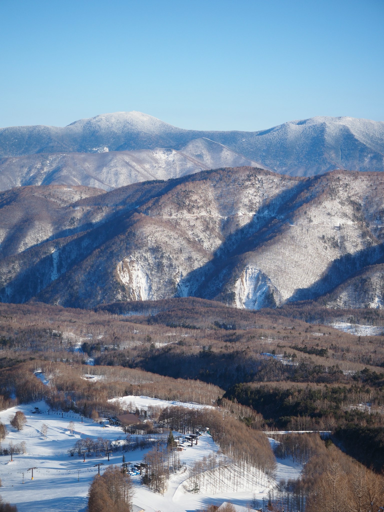 Verschneite Berge unter einem klaren blauen Himmel