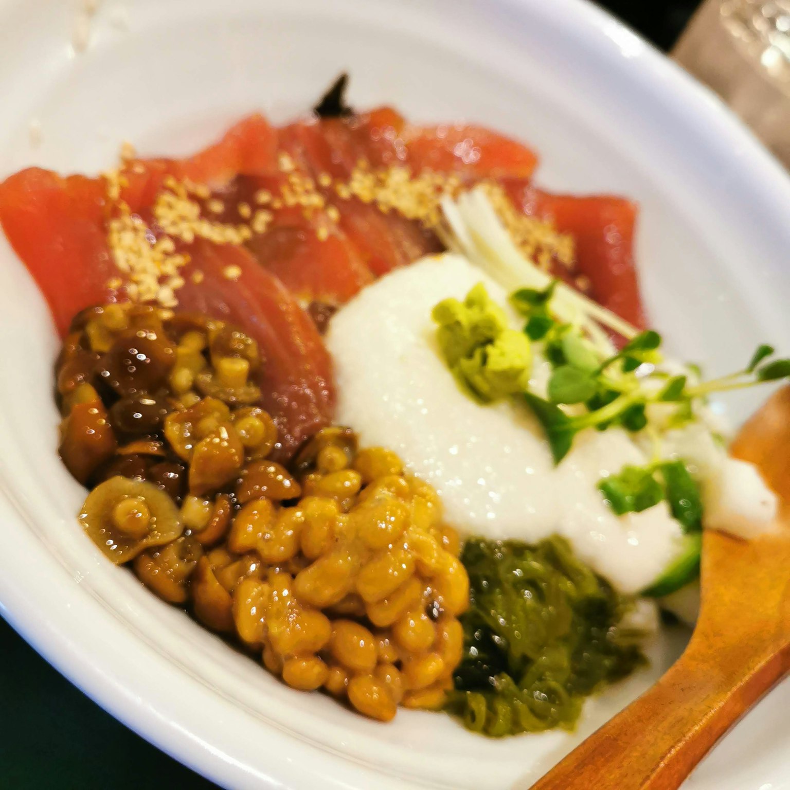 Frischer Sashimi mit Natto, geriebenem Yams und Algen
