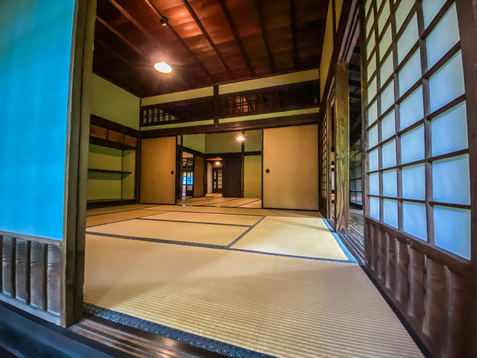 Intérieur traditionnel japonais avec un sol en tatami des portes shoji un plafond en bois et un éclairage doux