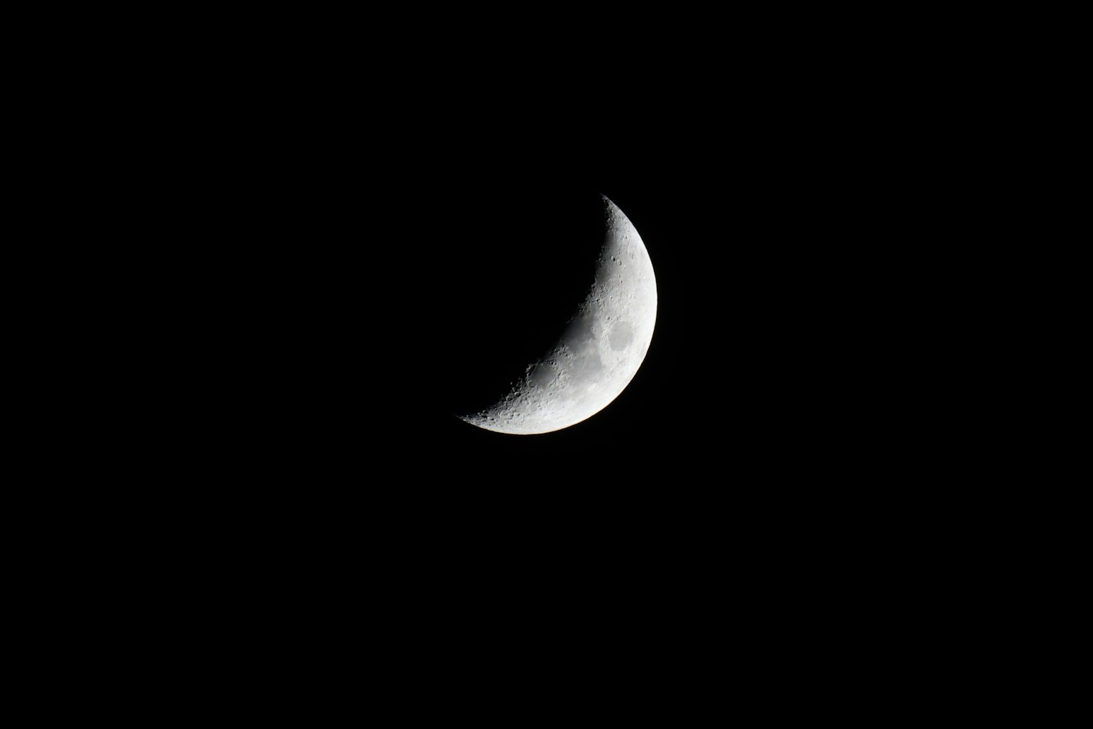 黑暗夜空中的新月