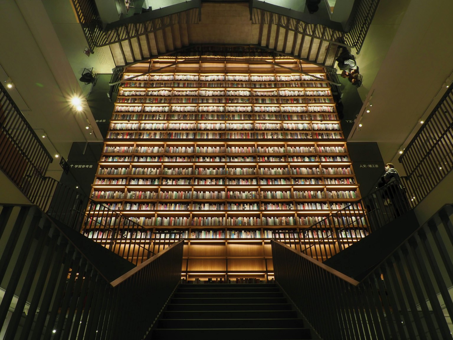 Intérieur d'une bibliothèque avec une grande étagère vue d'en haut