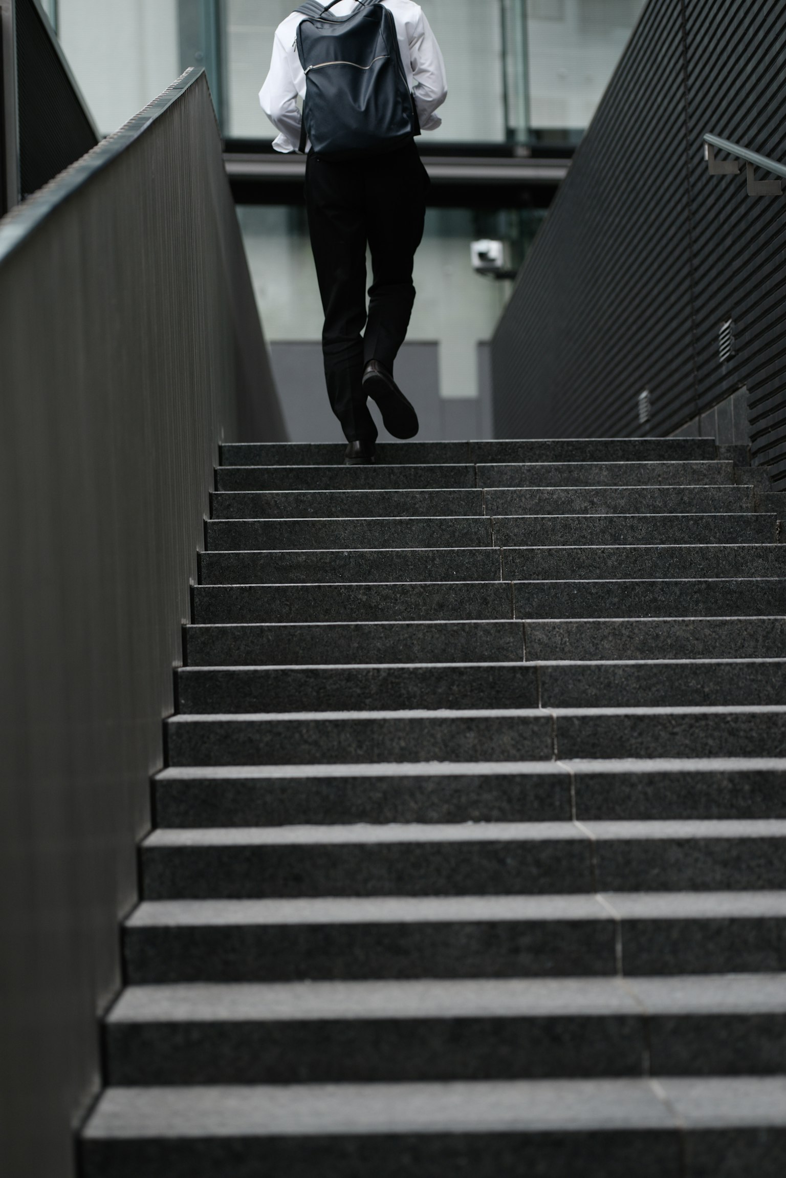 Hombre de negocios subiendo escaleras