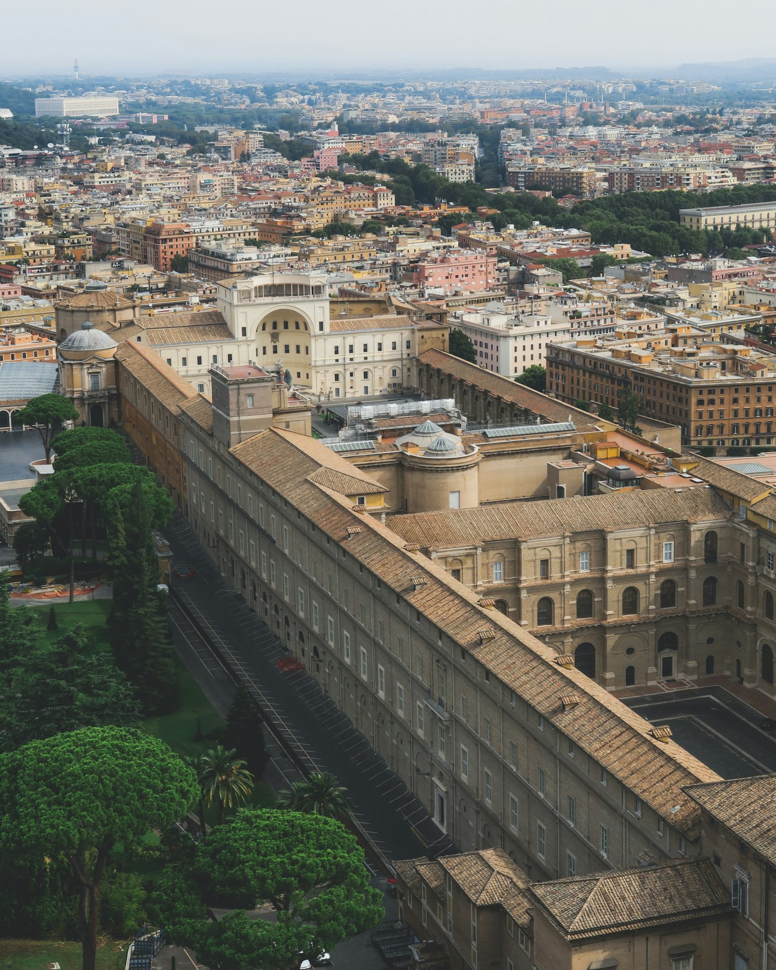Cảnh quay từ trên cao của Thành Vatican thể hiện các tòa nhà lịch sử và cảnh quan thành phố