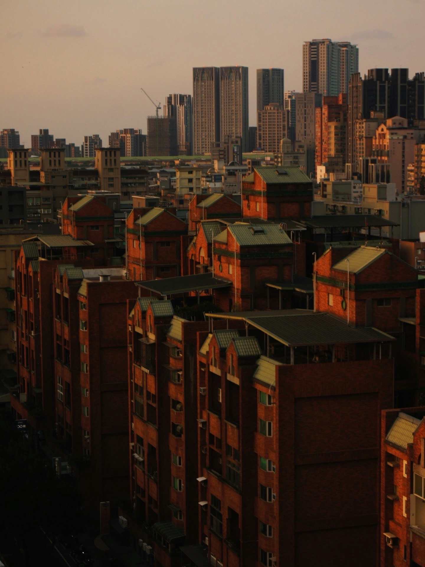 夕暮れ時の台北の街並み 赤い建物と高層ビルが並ぶ風景