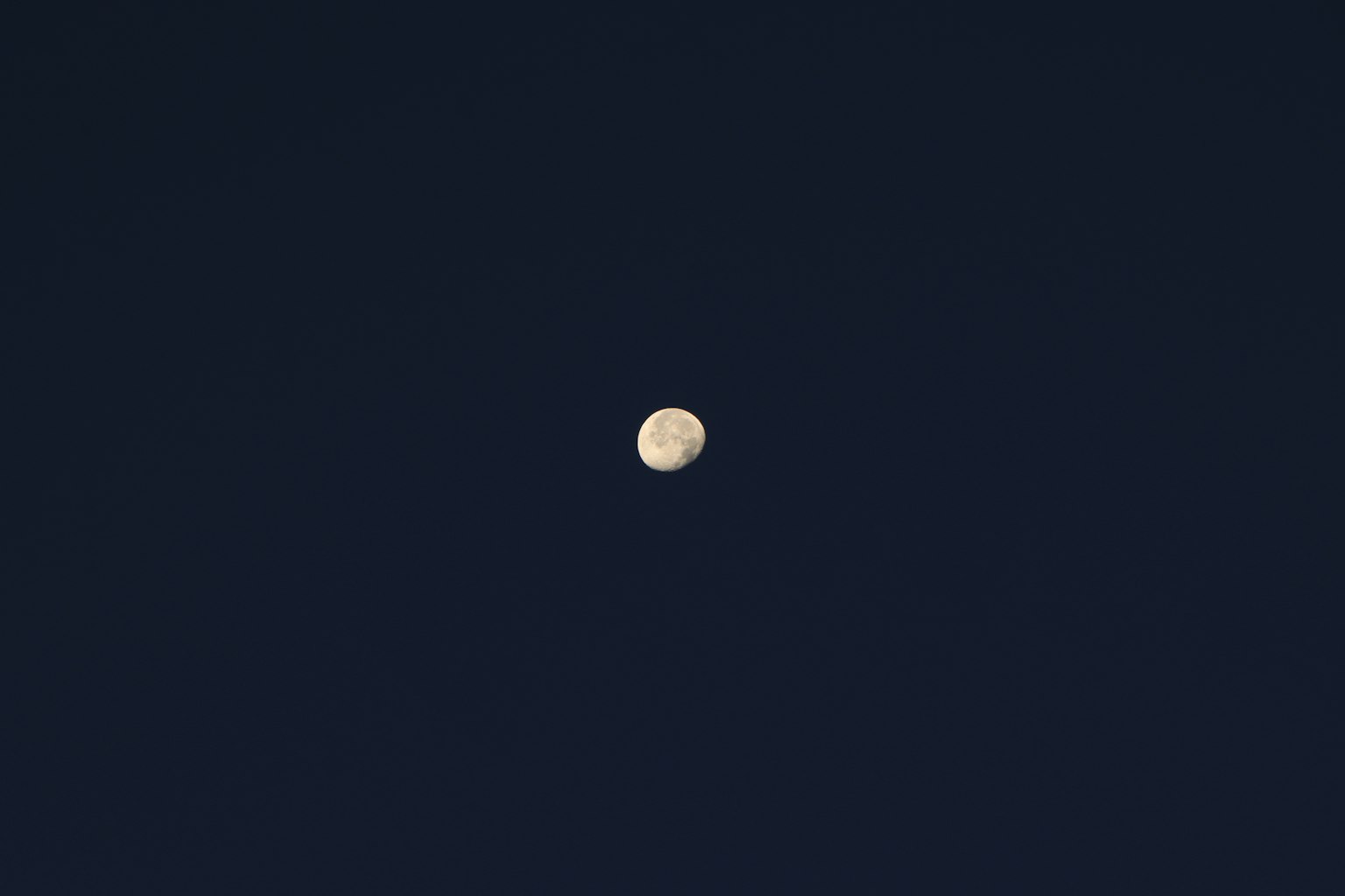 Helle Mond, der in einem dunklen Himmel schwebt