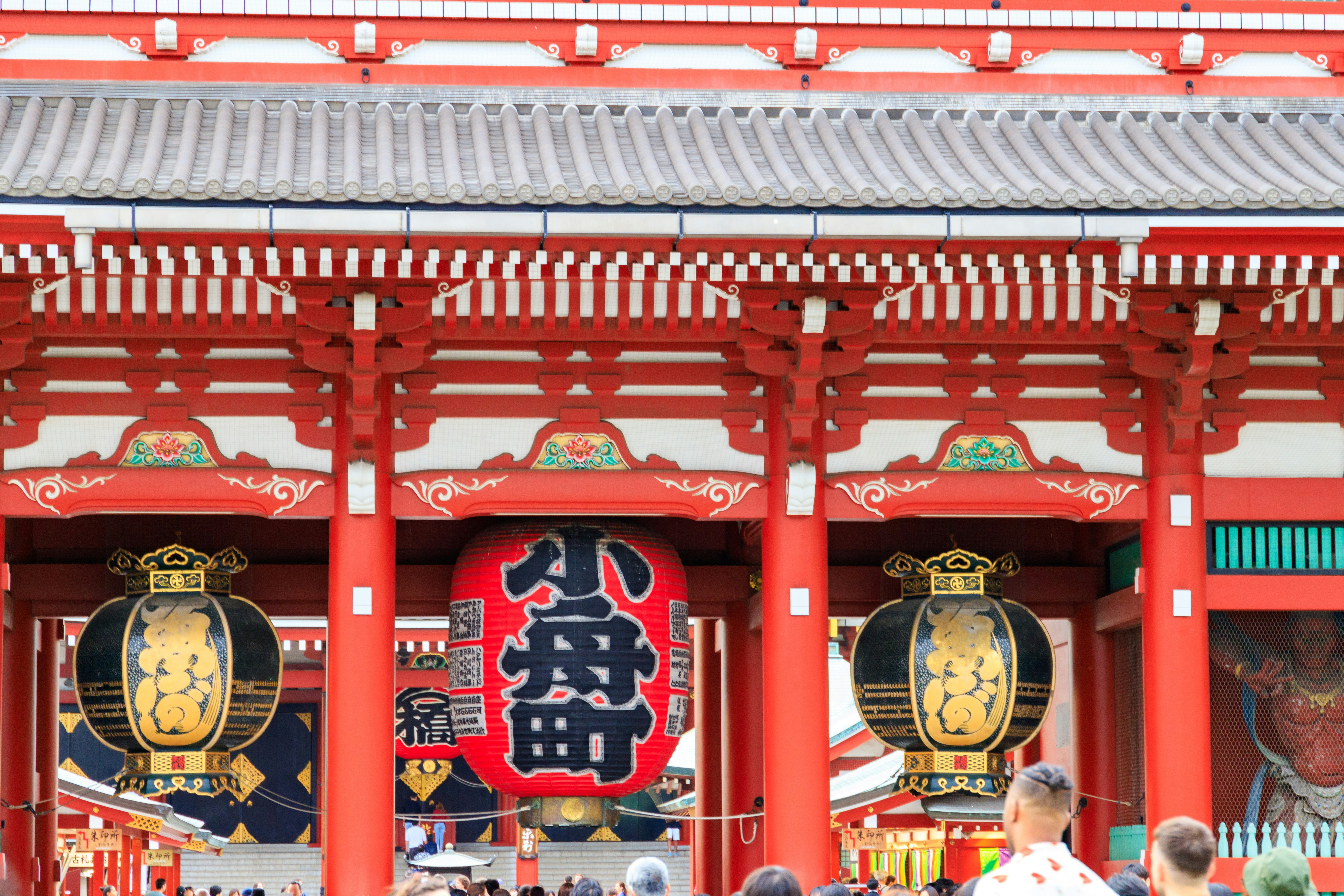 紅色神社牌樓與懸掛燈籠