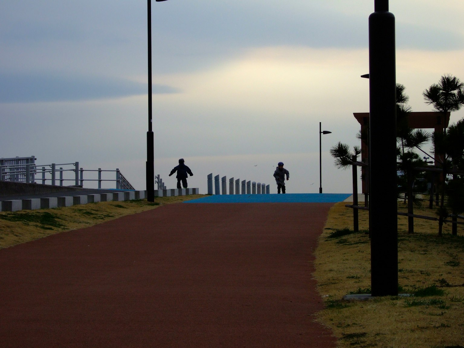 Silhouette von zwei Personen, die auf einem Parkweg laufen