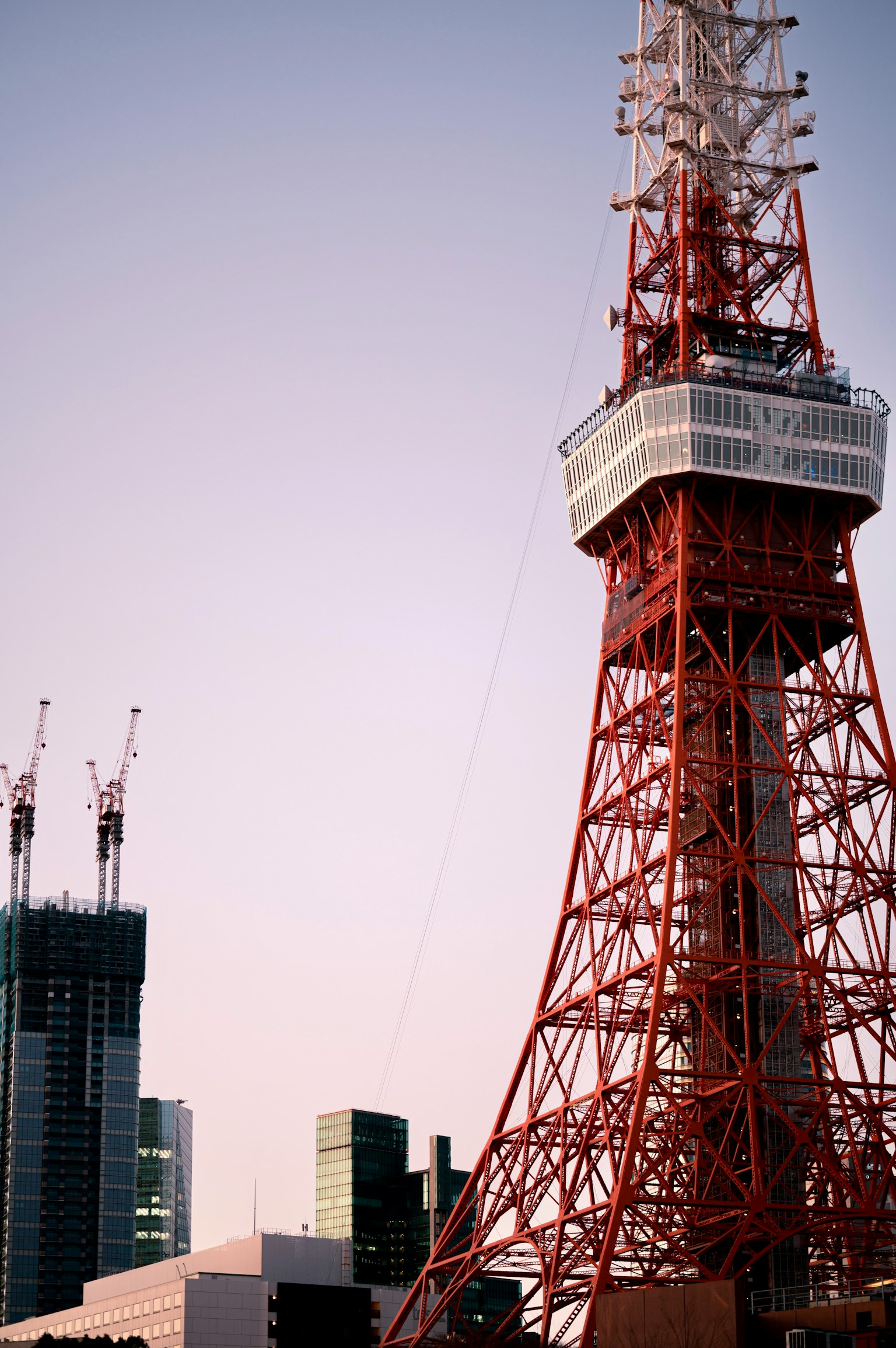 東京タワーの赤い構造と周囲のビル群の夕暮れの景色