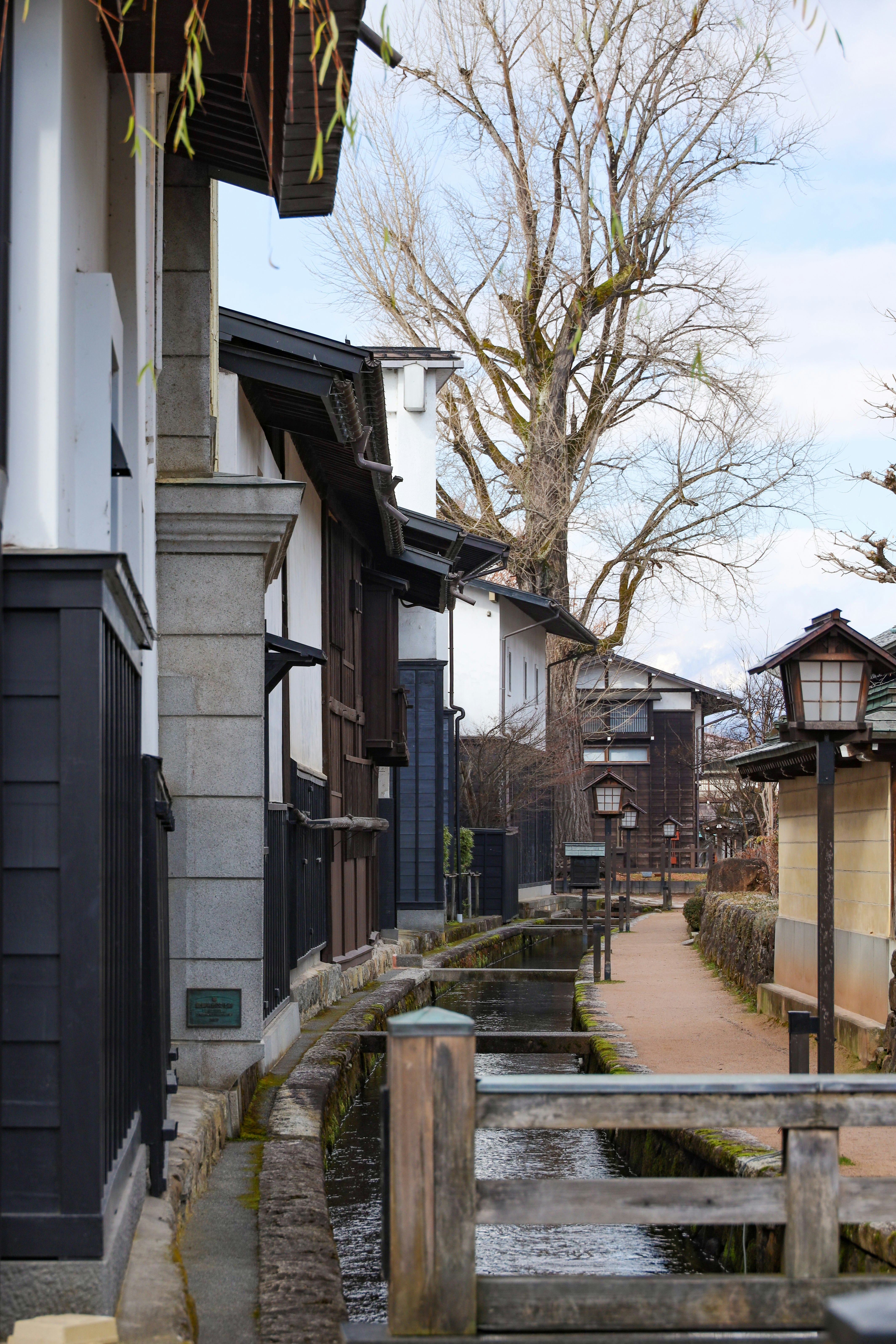 vicolo del centro storico di Hida Furukawa Shirakabe Dozo-gai