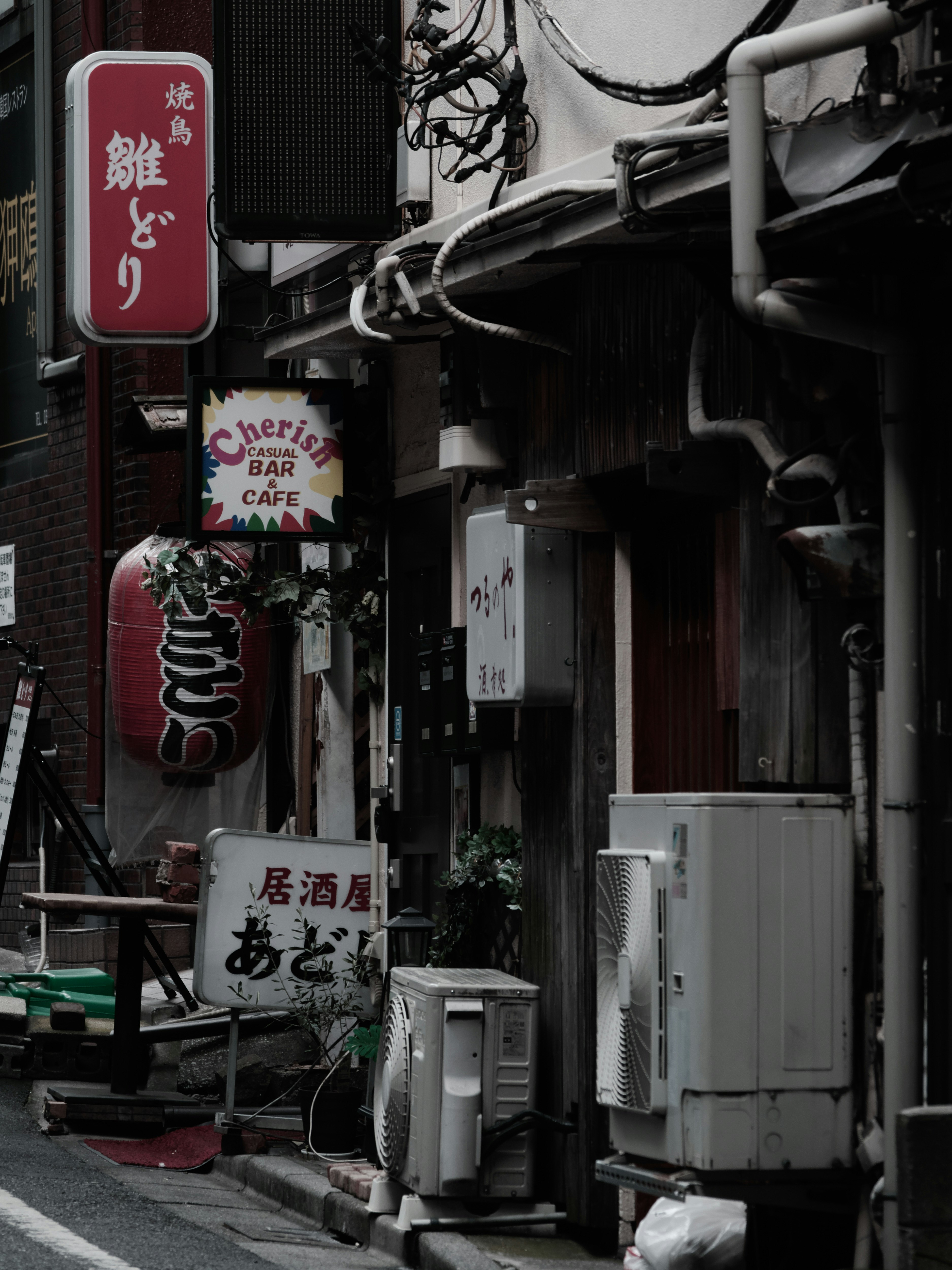焼鳥店の看板が並ぶ東京の路地