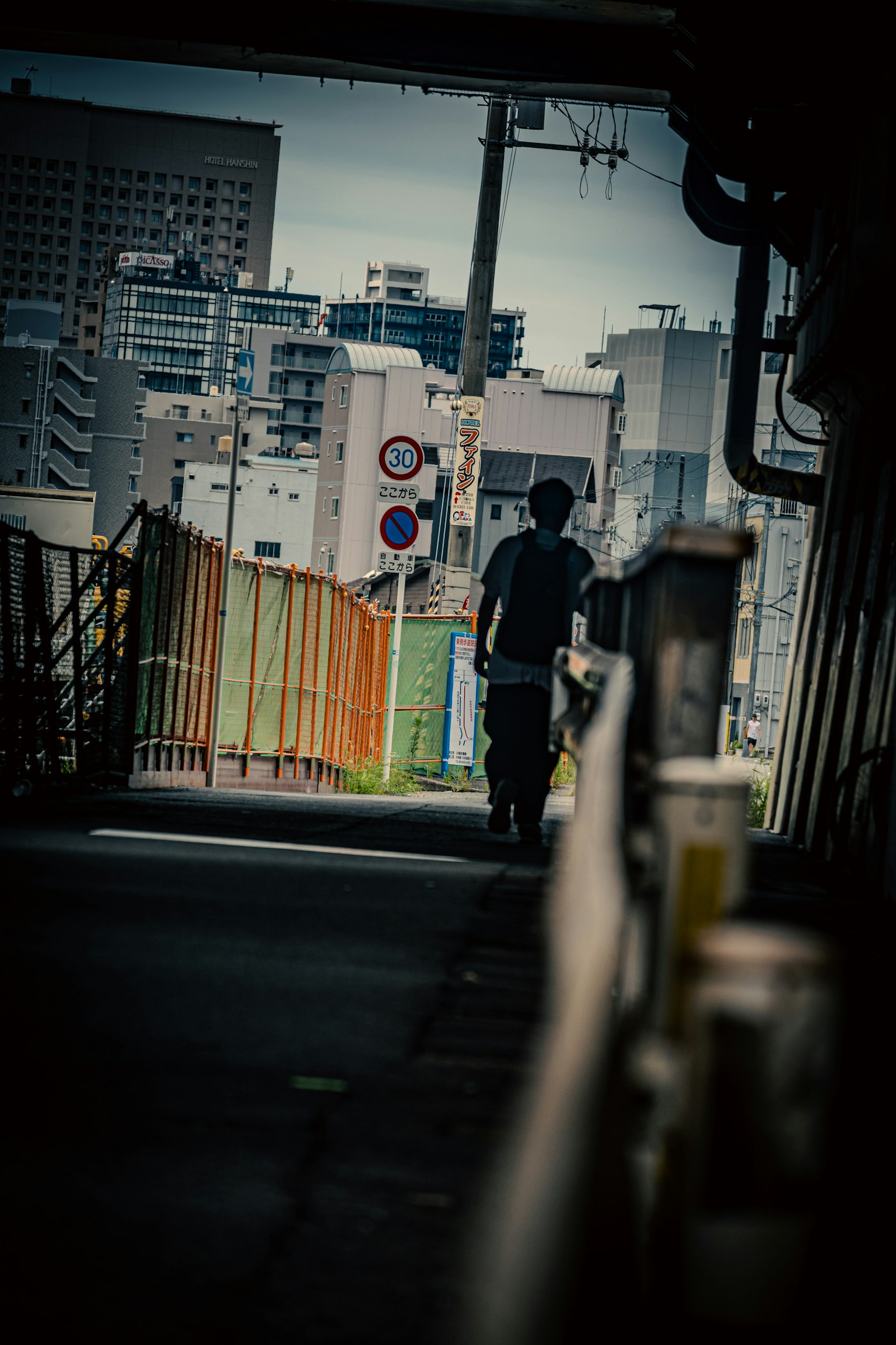 在城市景观中行走的人的轮廓