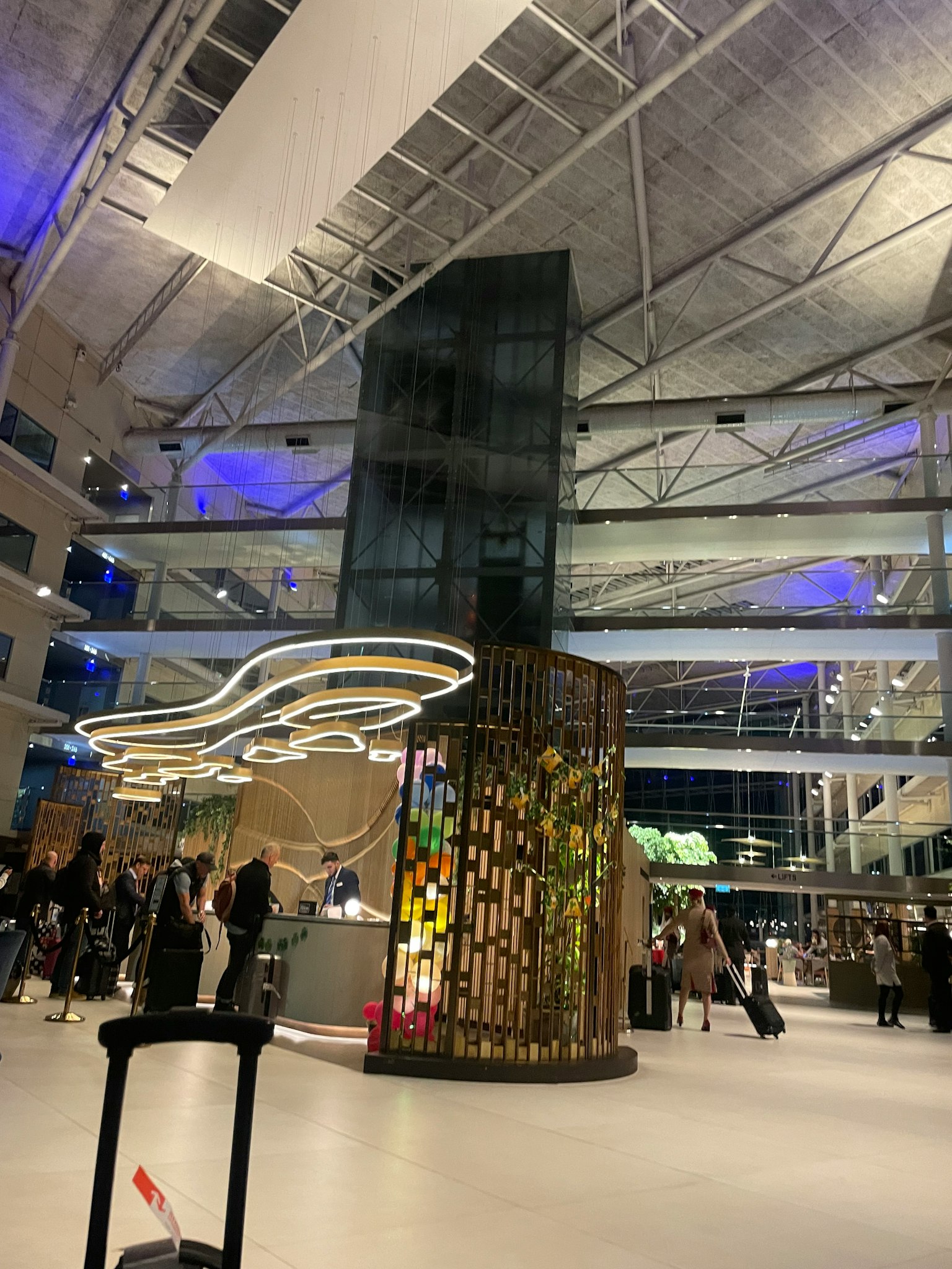 Modernes Flughafeninnere mit farbenfroher Kunstinstallation und zeitgenössischer Architektur