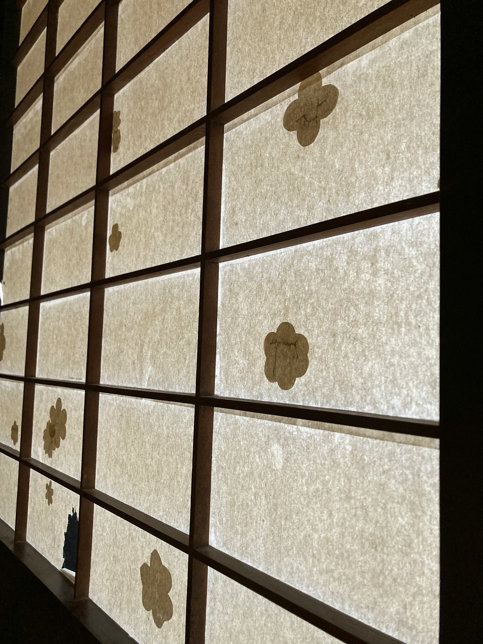 Helle Fenster mit goldenen Blumenmustern auf traditionellem Shoji