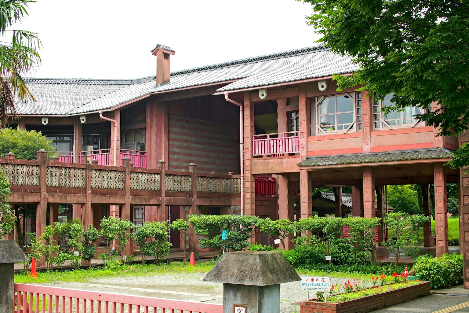 传统建筑，红砖和绿色花园