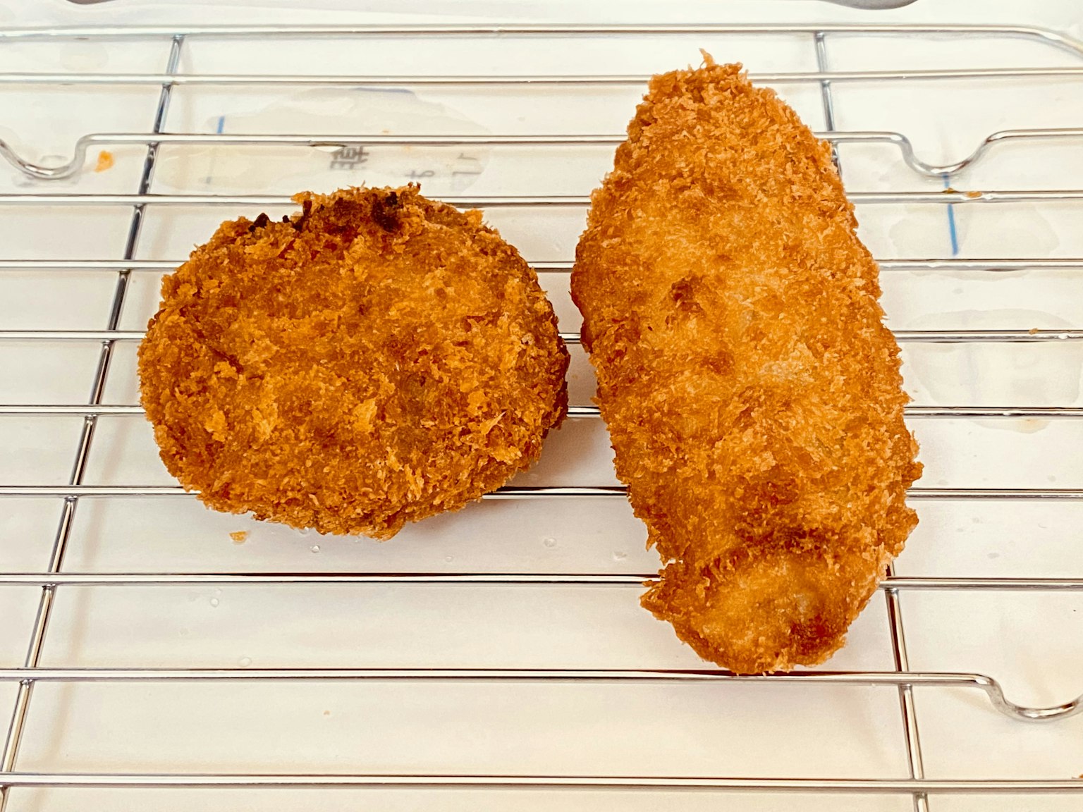 Bánh croquette và thịt gà chiên mới trên giá để