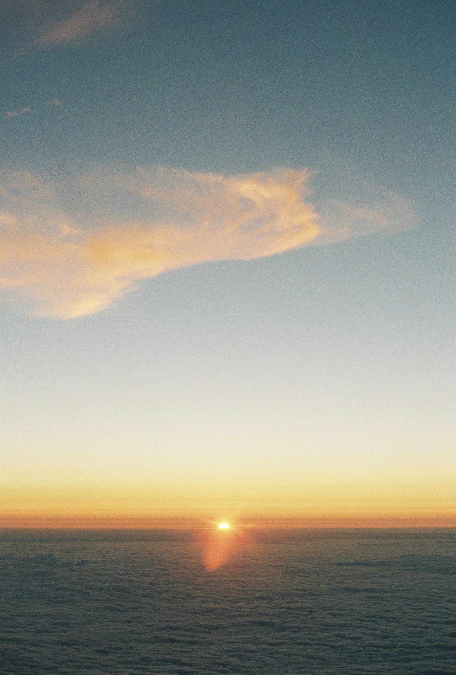 Hermosa vista del atardecer sobre el océano con cielo claro y nubes