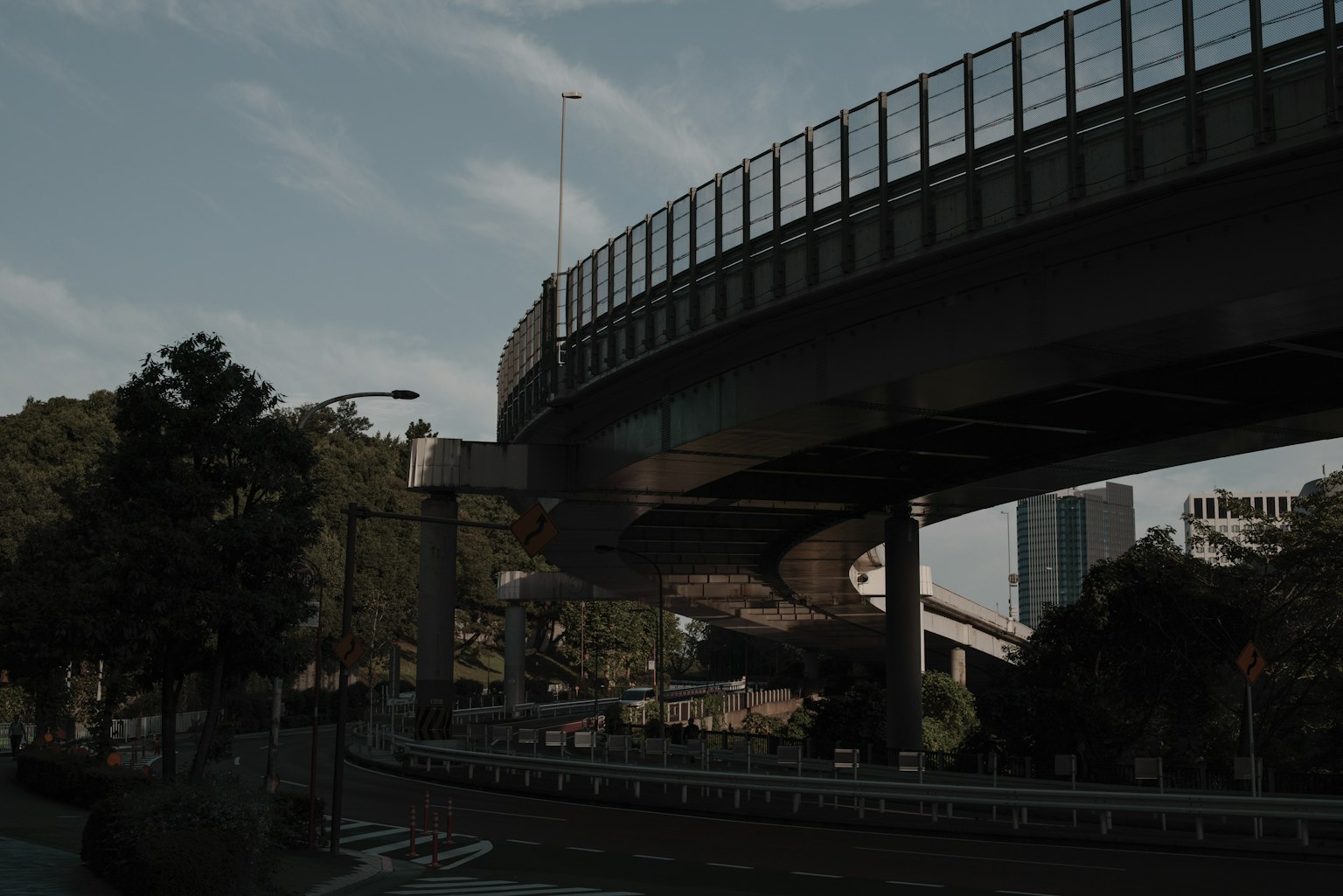 ทิวทัศน์เมืองที่มีทางด่วนสูงและพื้นที่สีเขียวรอบข้าง