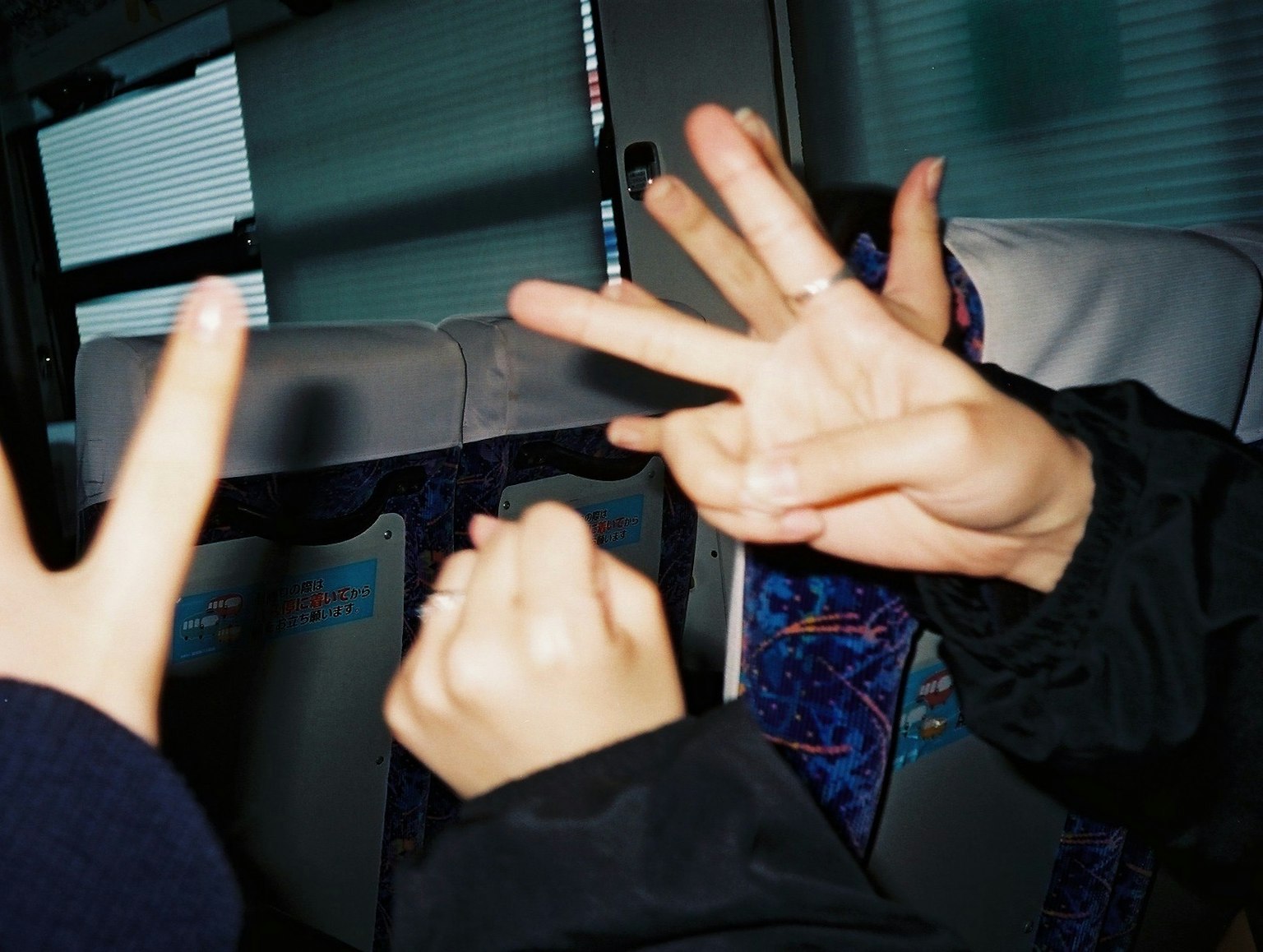 Manos jugando con varios gestos dentro de un autobús dedos formando diferentes formas