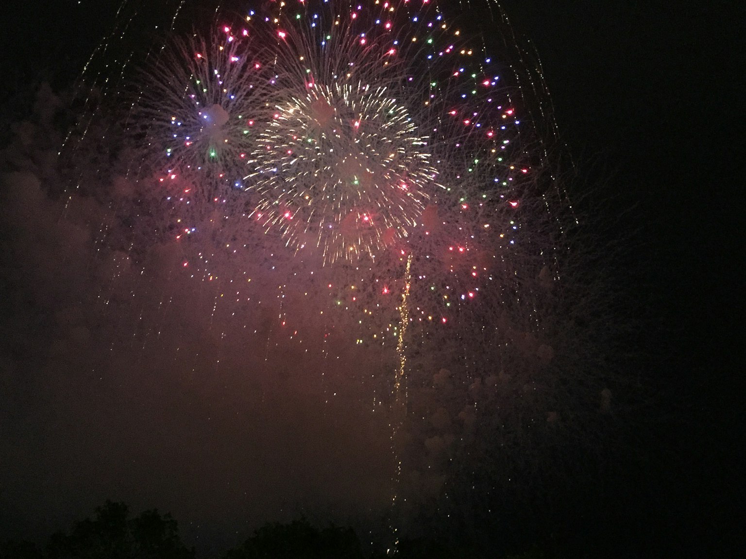 Bunte Feuerwerkshow am Nachthimmel