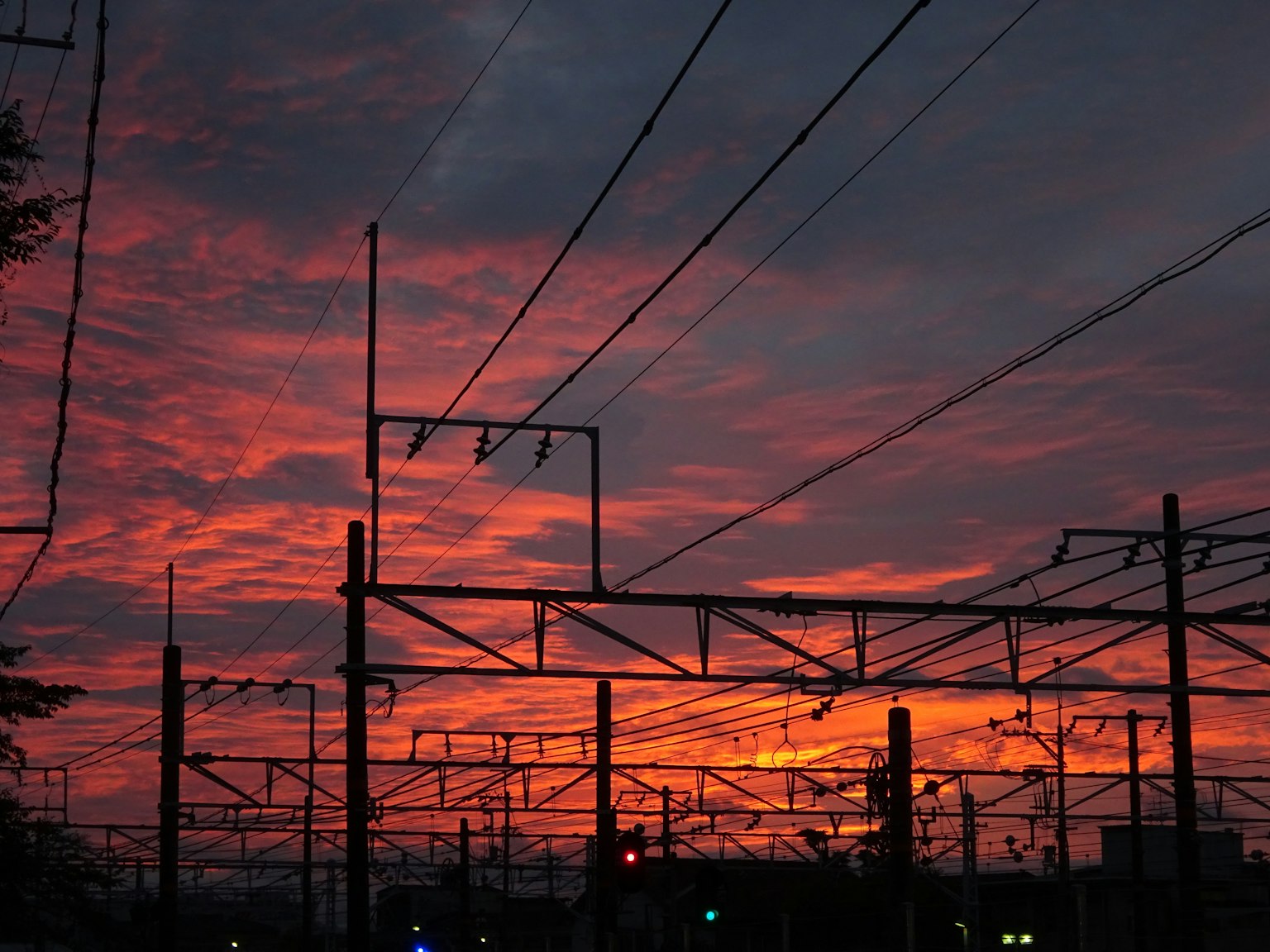Wunderschöner Sonnenuntergang mit Oberleitungen der Eisenbahn