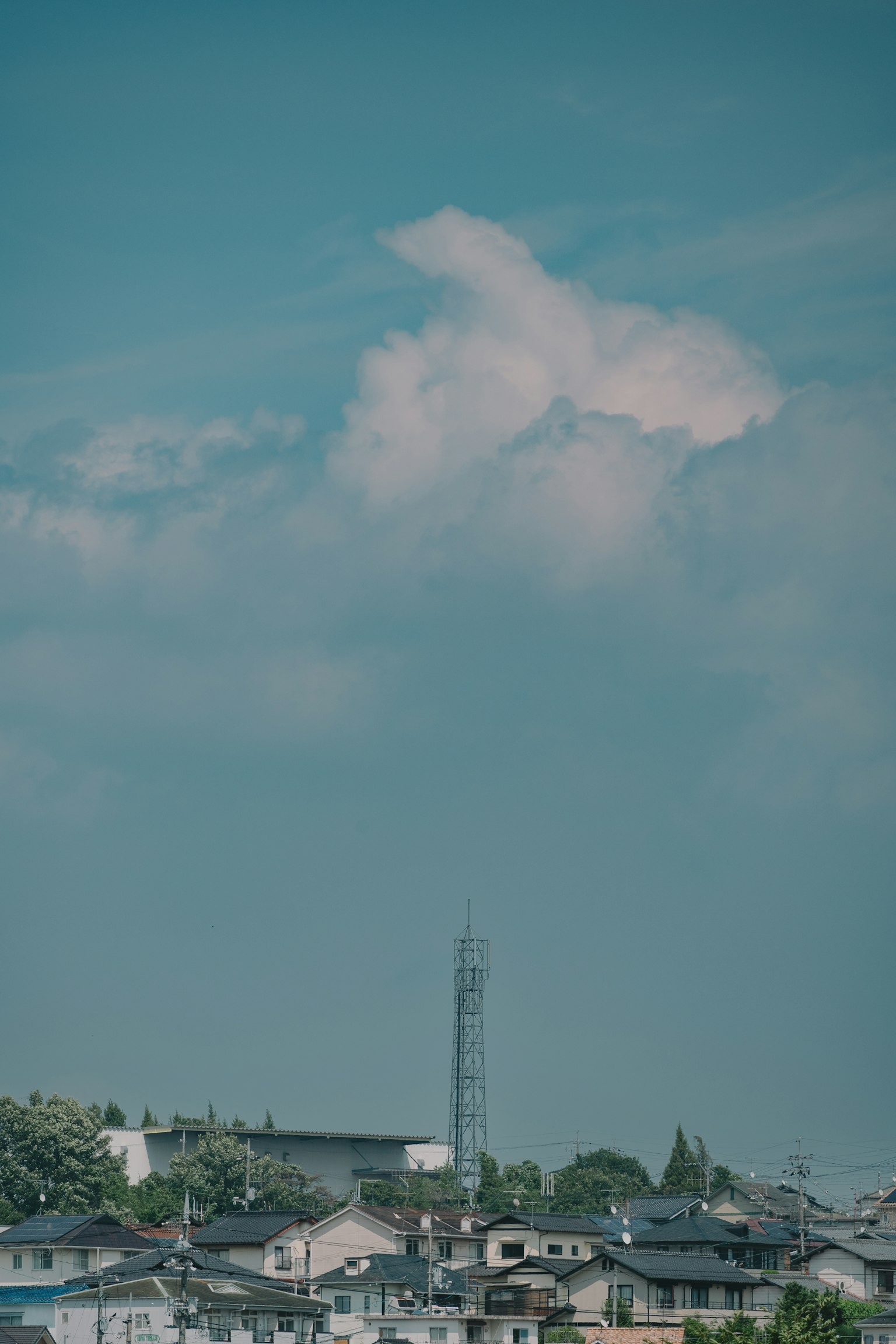 Une zone résidentielle sous un ciel bleu avec des nuages