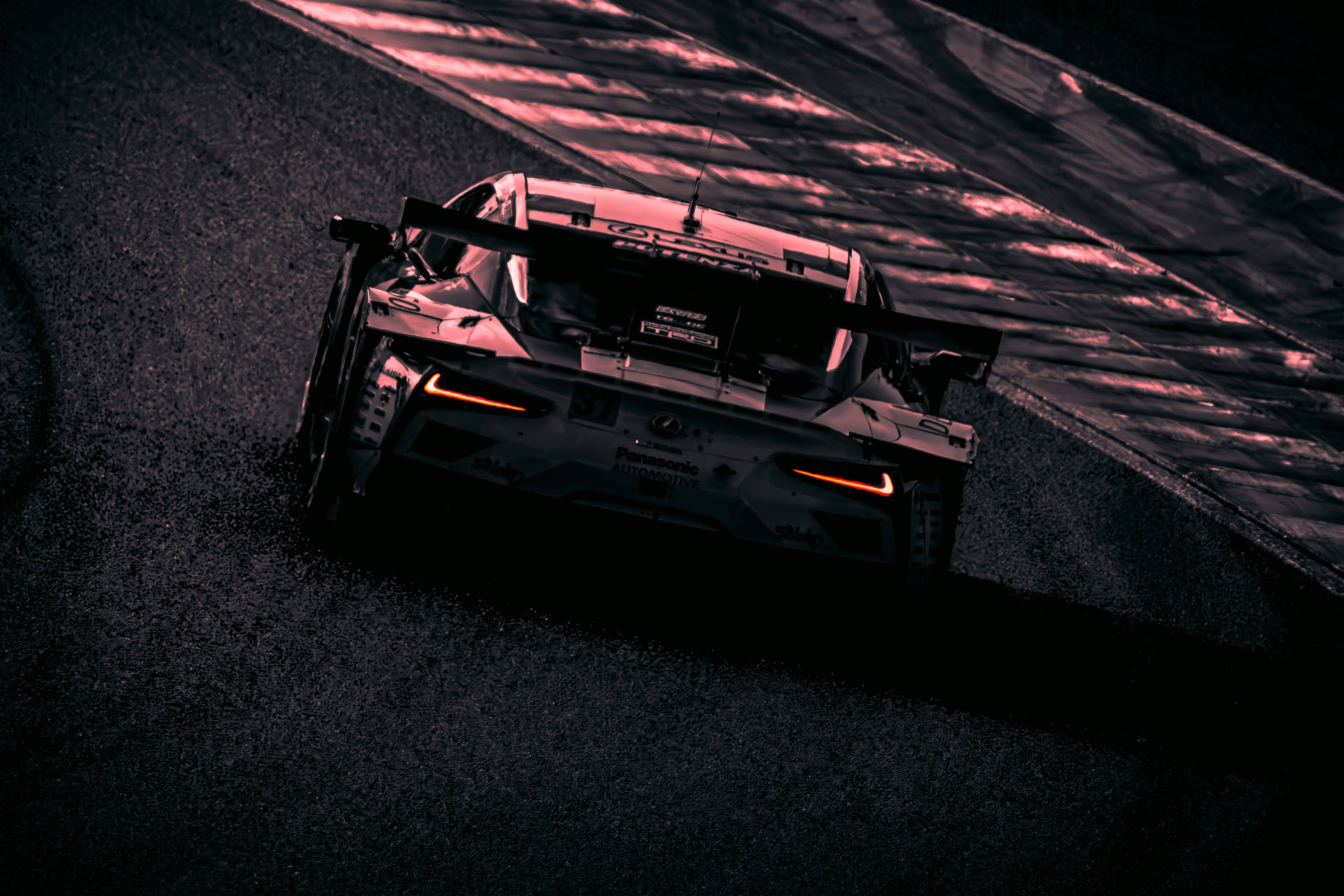 #レクサスのスーパーGTマシンが走る夜のサーキット
