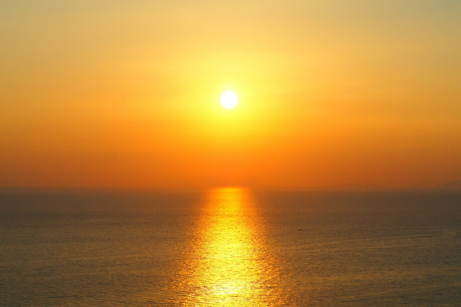 Un beau coucher de soleil sur l'océan avec des reflets dorés