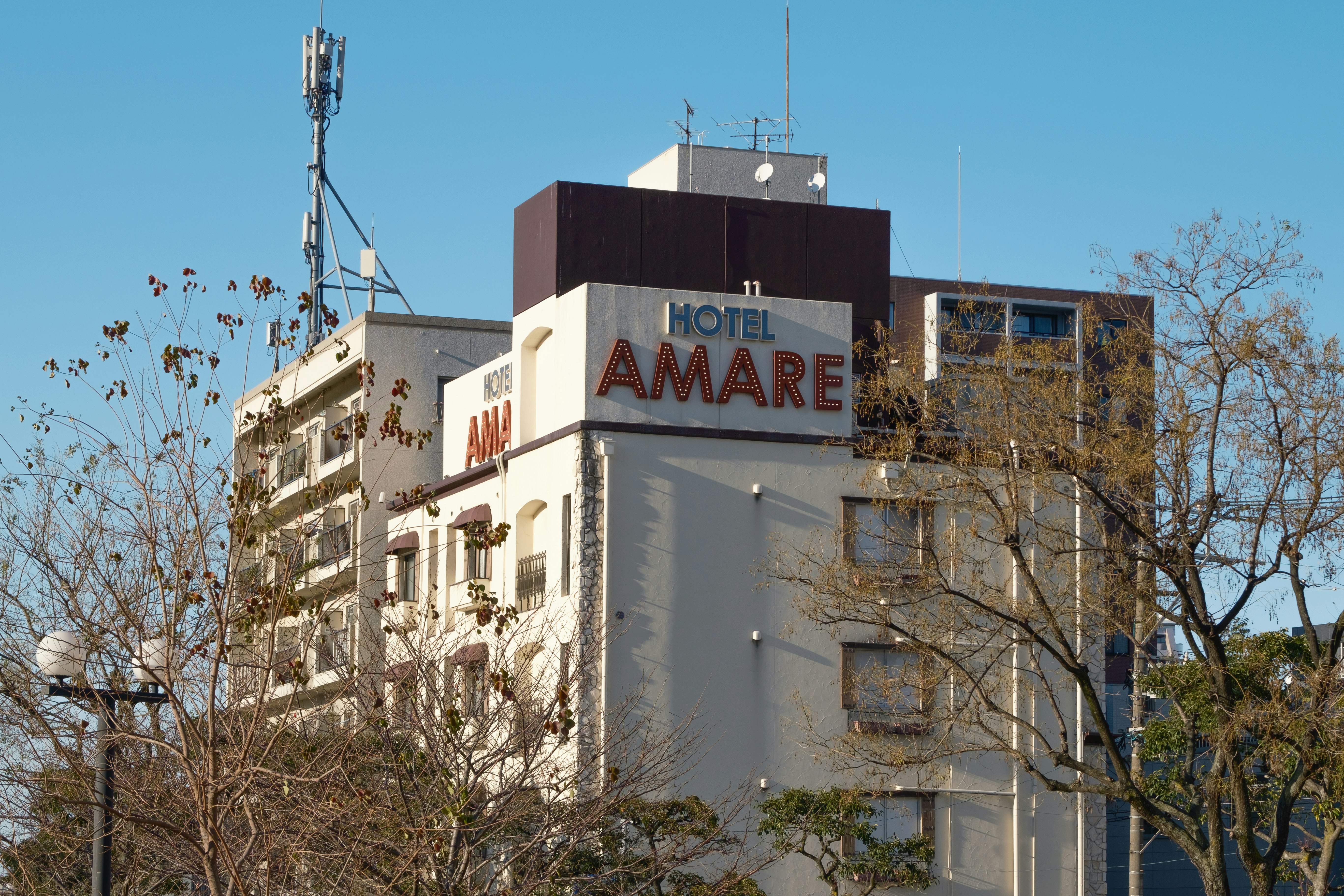 ホテルの看板が掲げられた都市の建物外観