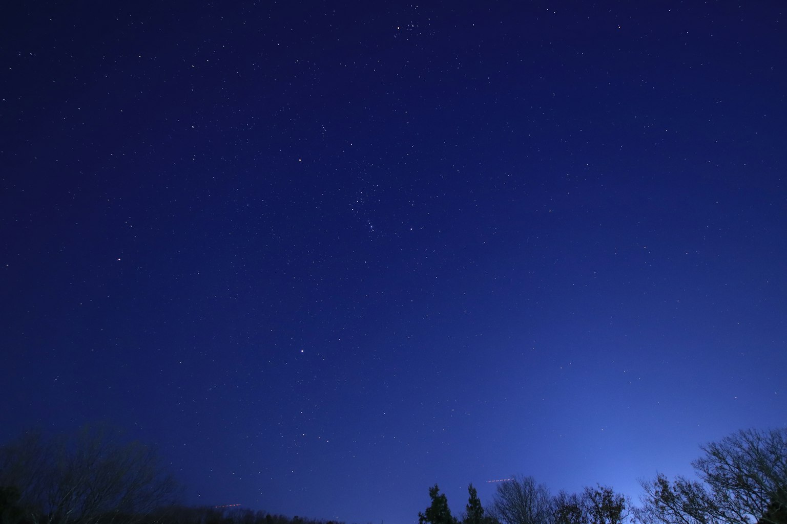 Langit malam berbintang dengan gradasi biru tua