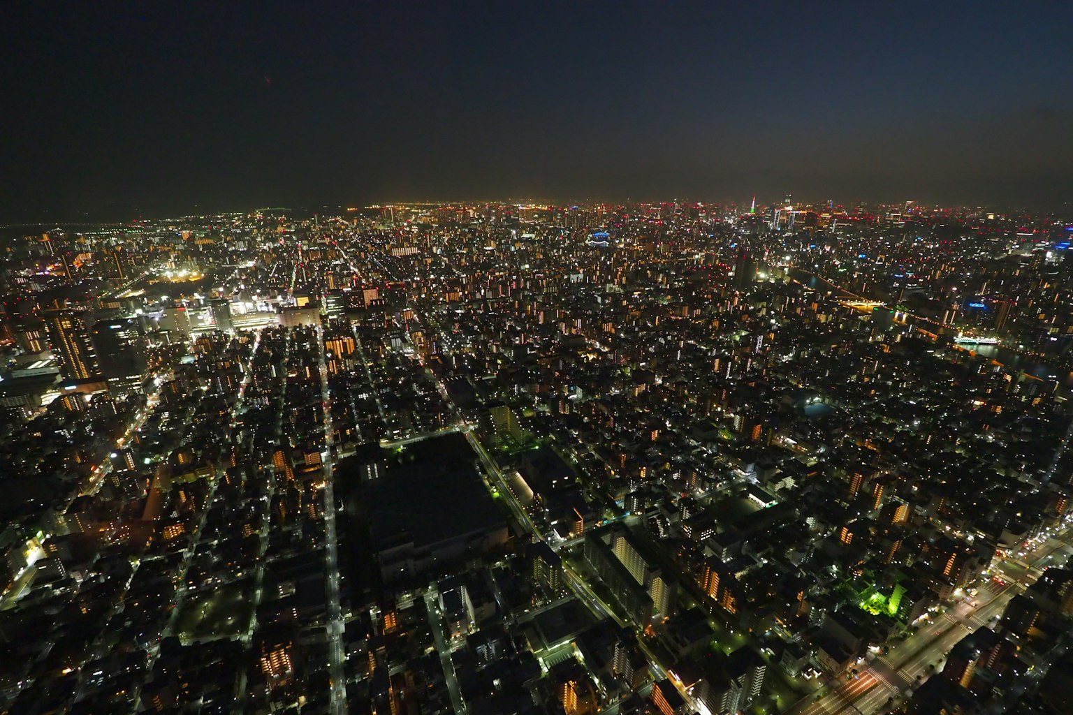 Amplio paisaje urbano iluminado por las luces de la ciudad de noche
