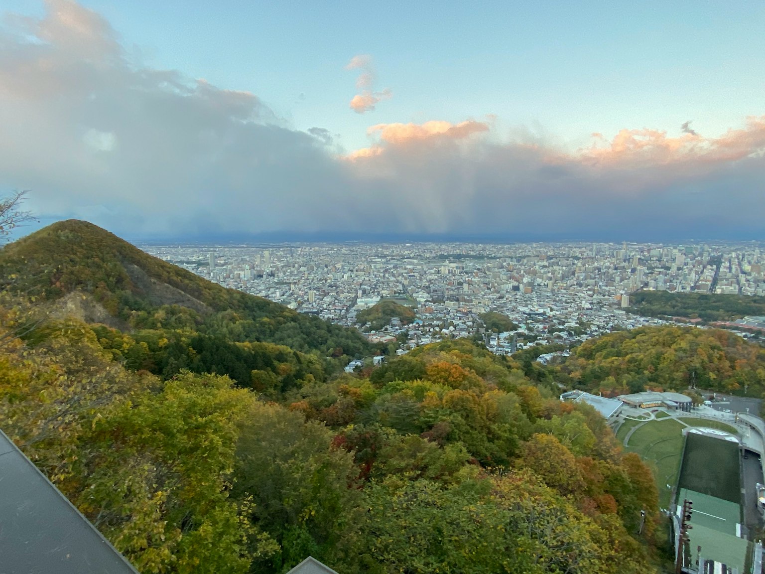 산 정상에서 본 도시의 파노라마 뷰와 가을 단풍