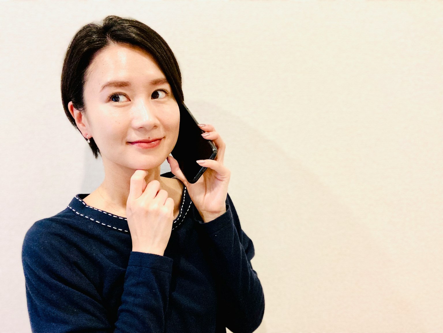 打電話的女性肖像，微笑顯得沉思