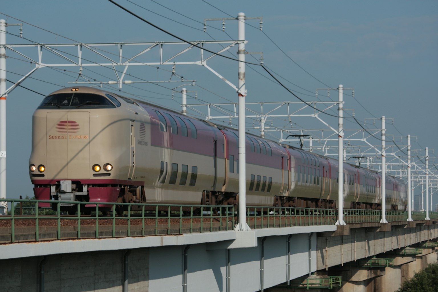 Train à grande vitesse traversant un pont